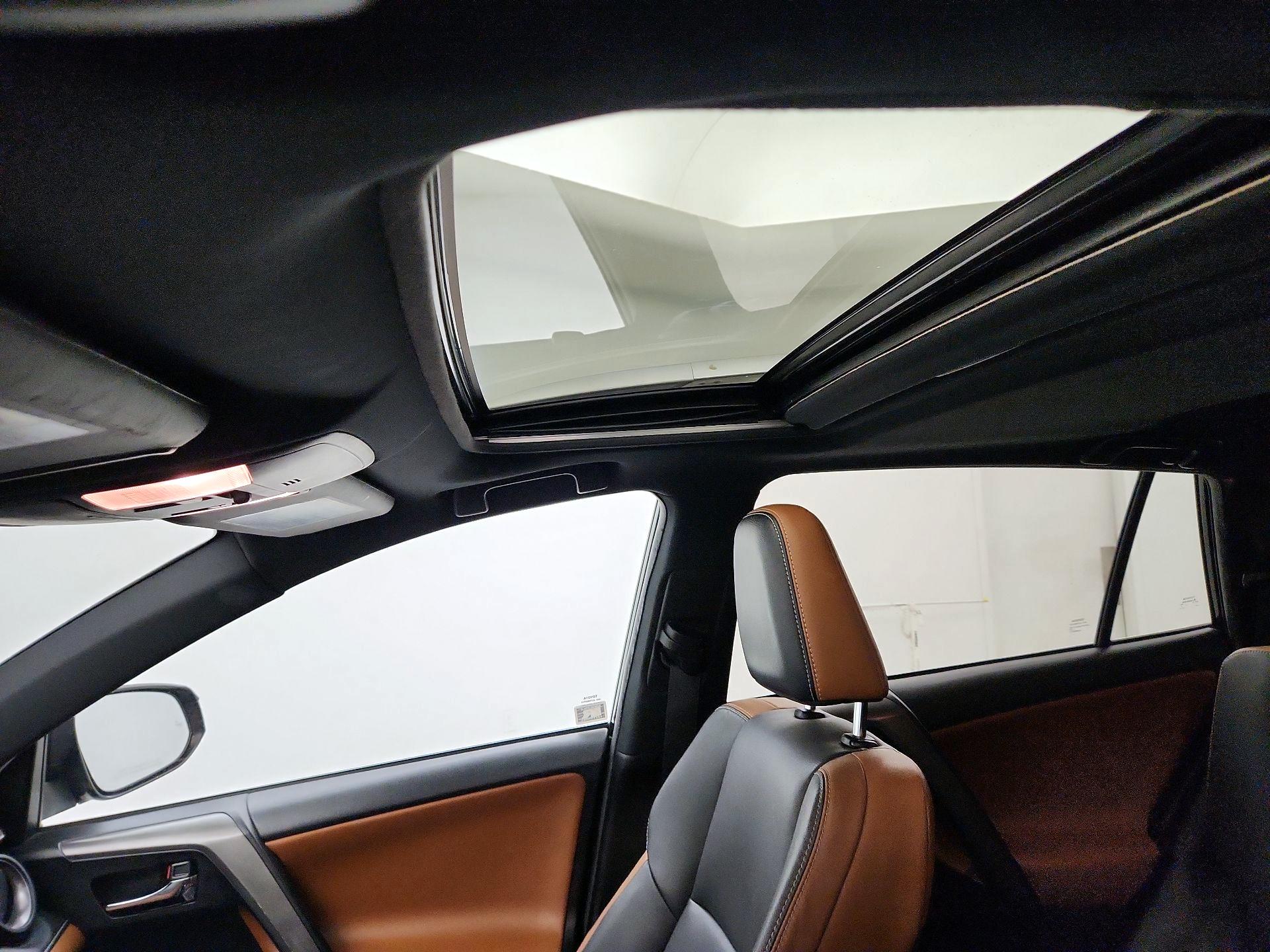 Thumbnail: 2016 Toyota RAV4 - 19