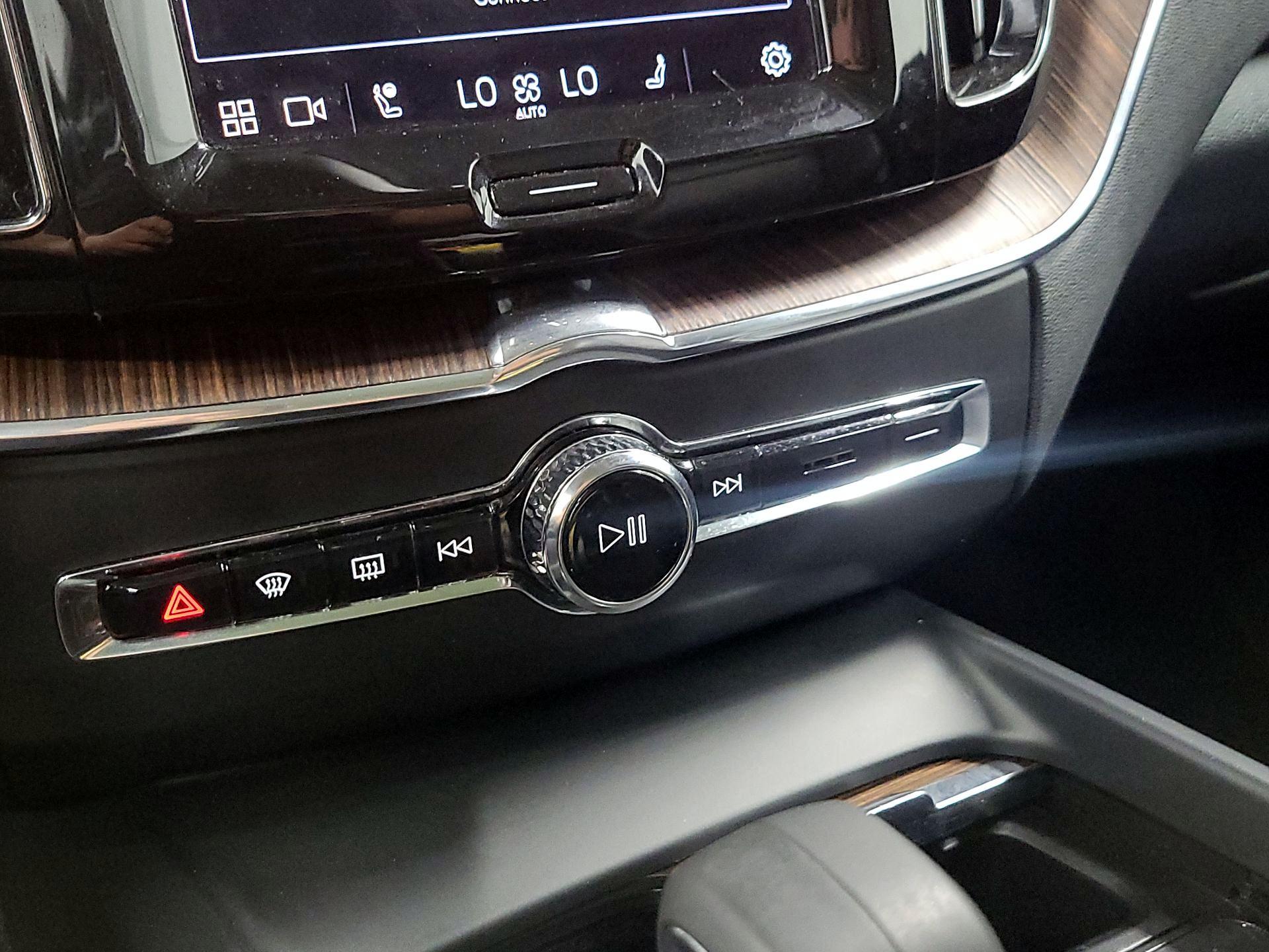 Thumbnail: 2022 Volvo XC60 - 15