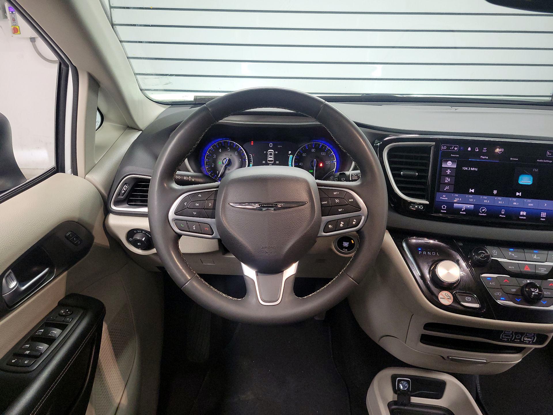 Thumbnail: 2023 Chrysler Pacifica - 10