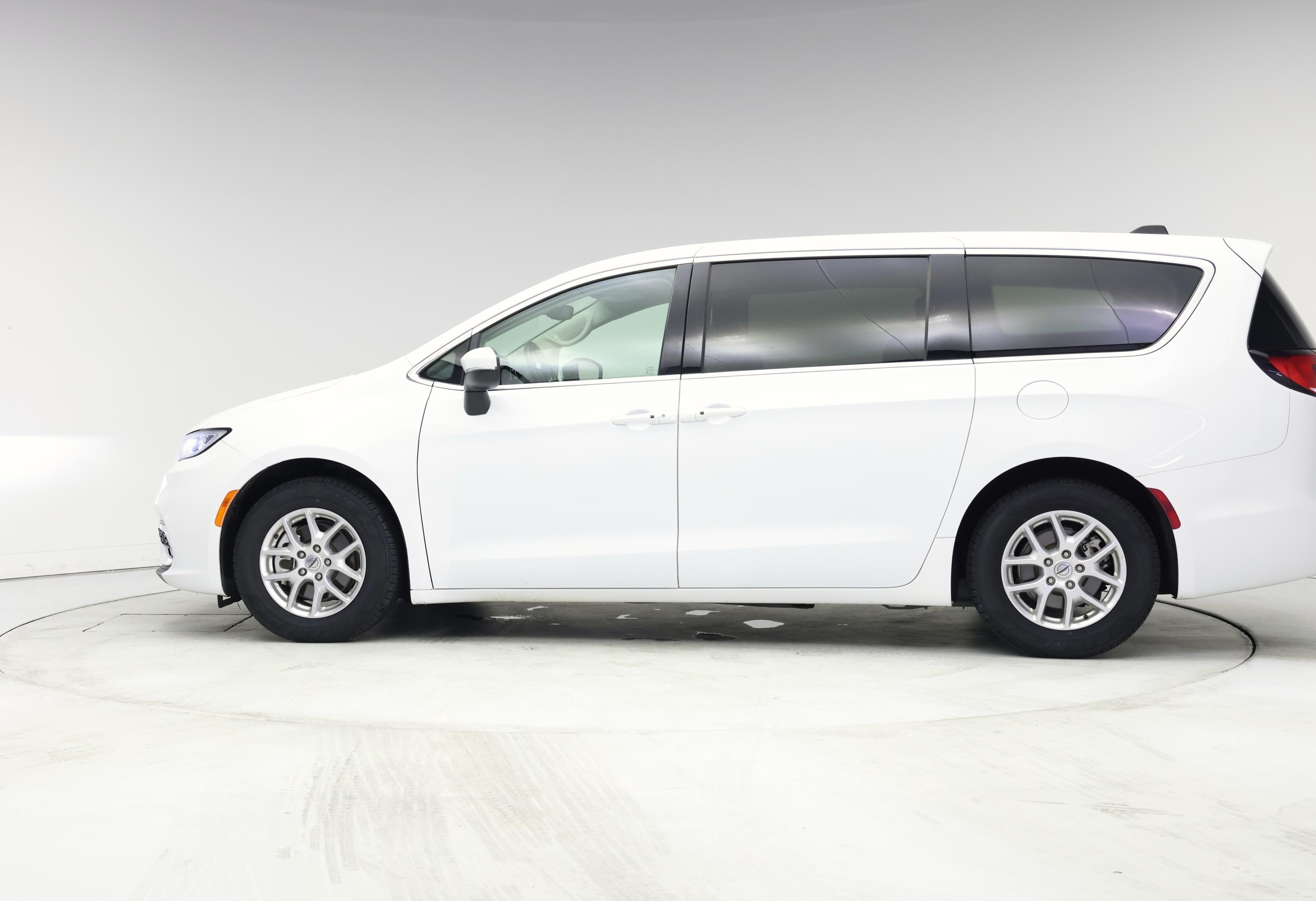 Thumbnail: 2023 Chrysler Pacifica - 3