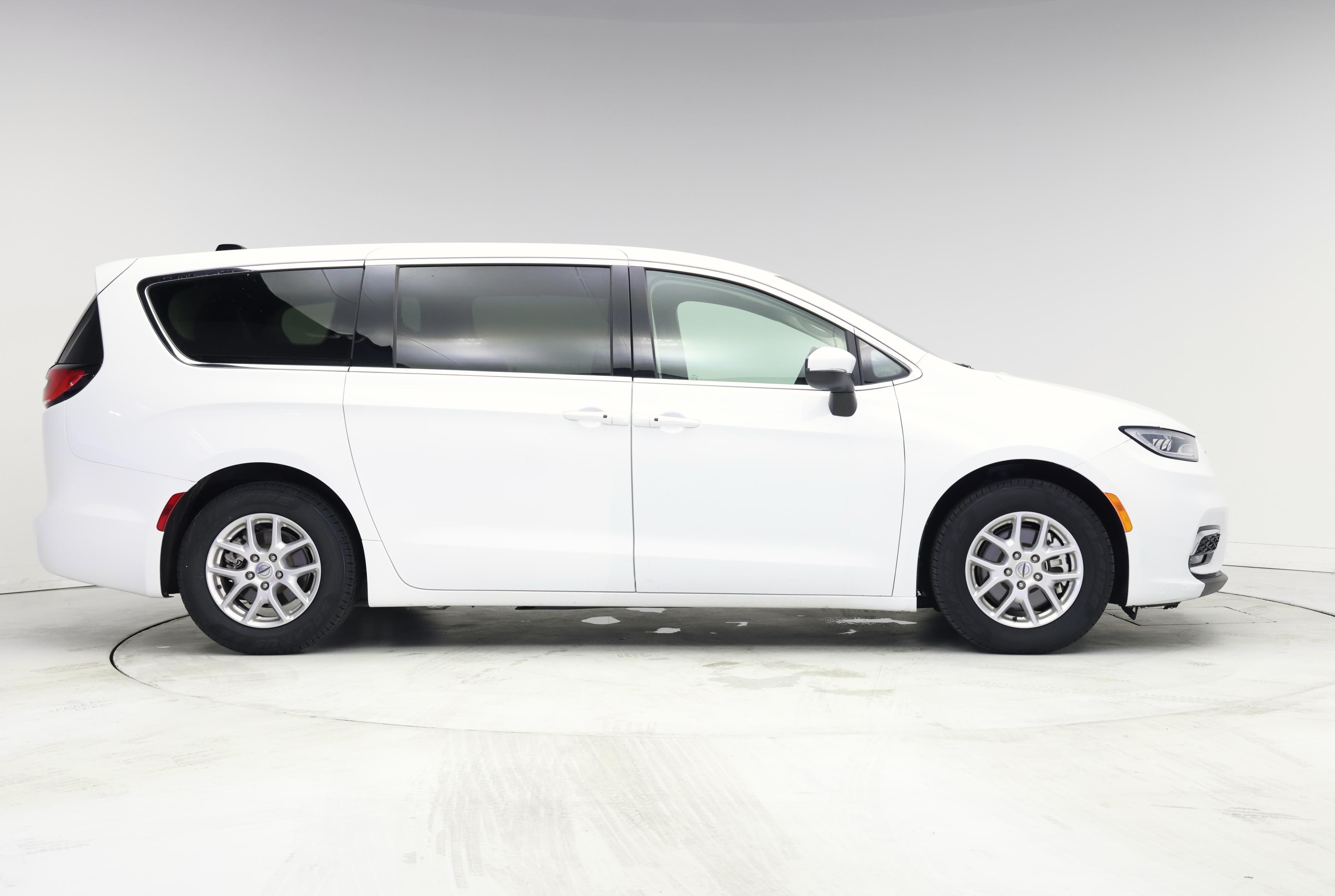 Thumbnail: 2023 Chrysler Pacifica - 7