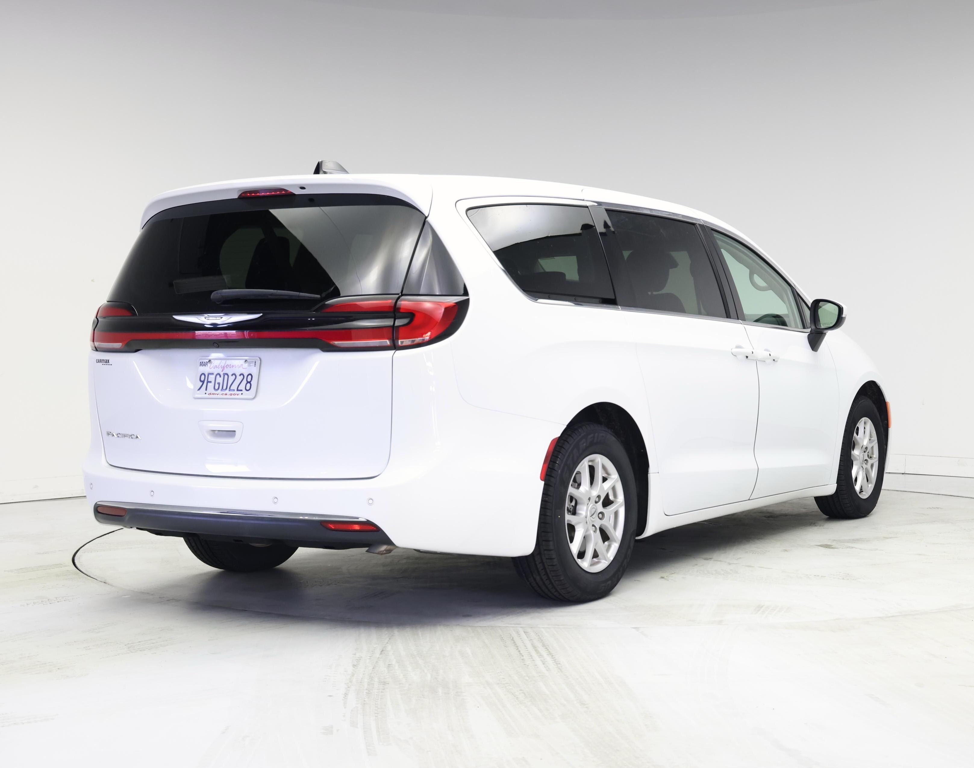 Thumbnail: 2023 Chrysler Pacifica - 8
