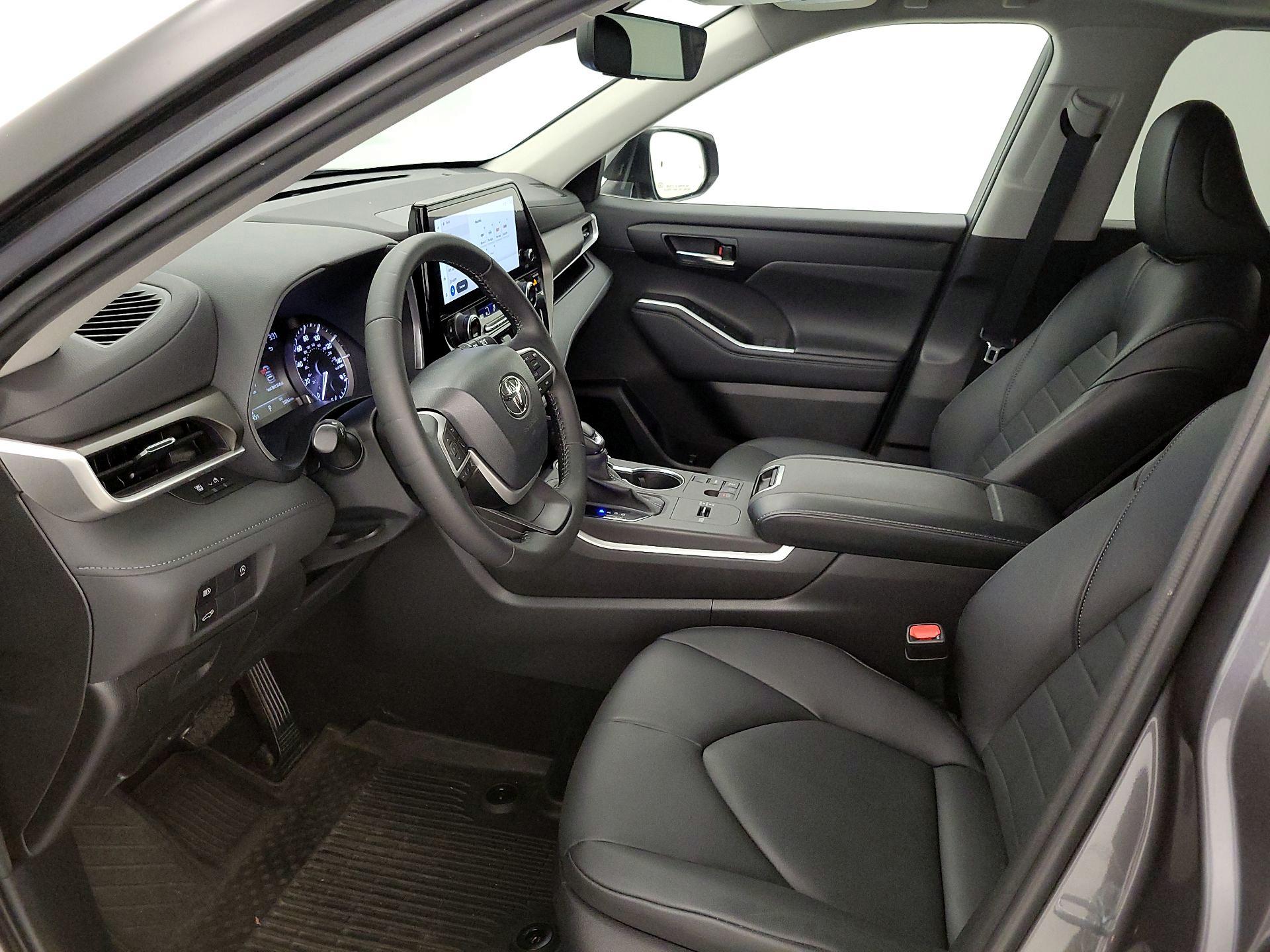 Thumbnail: 2023 Toyota Highlander - 11