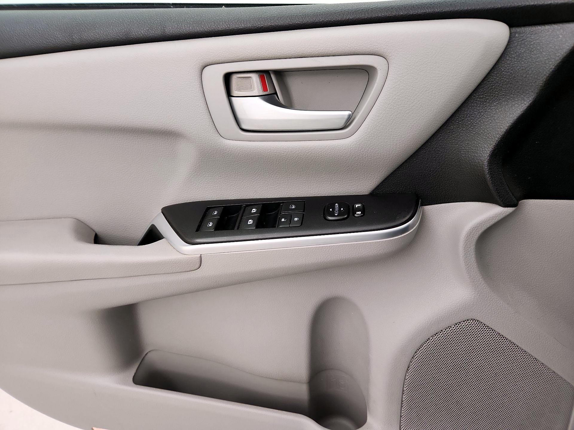 Thumbnail: 2015 Toyota Camry - 12