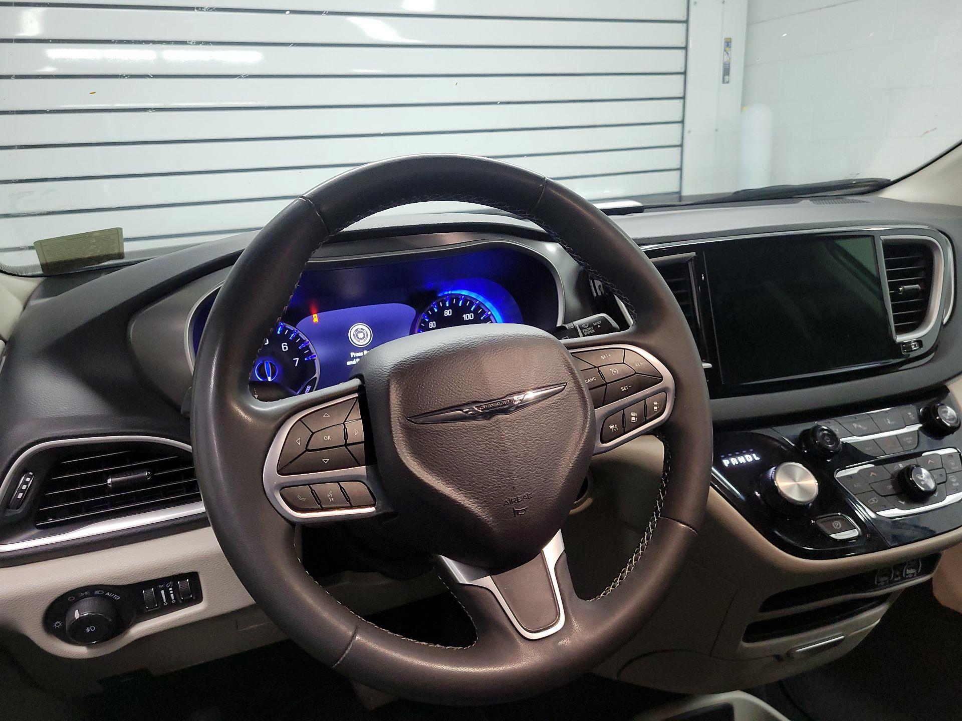 Thumbnail: 2023 Chrysler Pacifica - 10