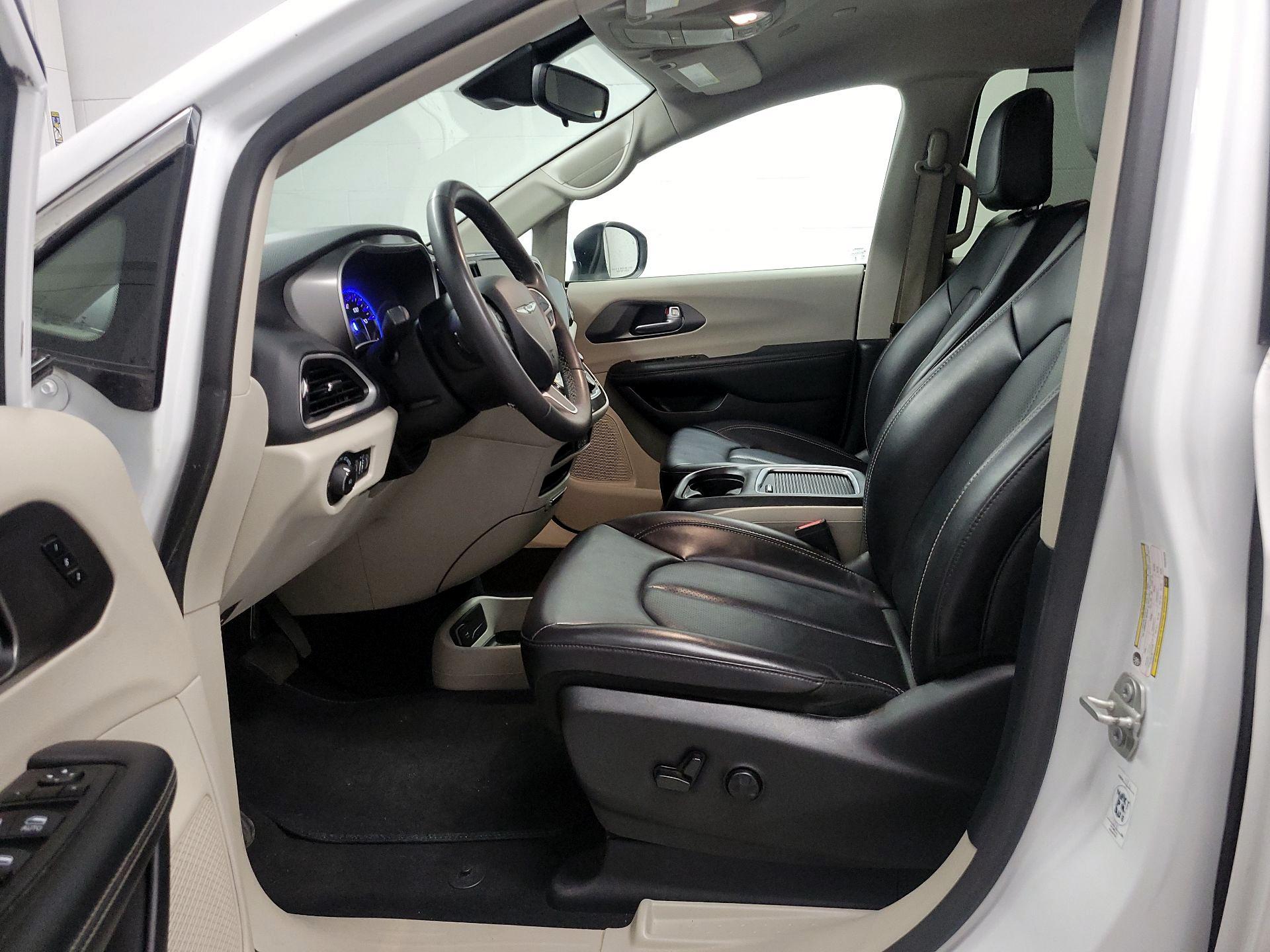 Thumbnail: 2023 Chrysler Pacifica - 11