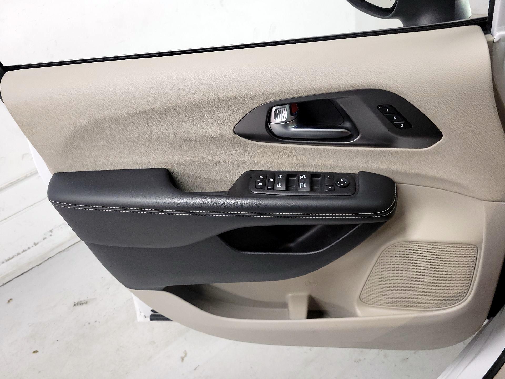 Thumbnail: 2023 Chrysler Pacifica - 12