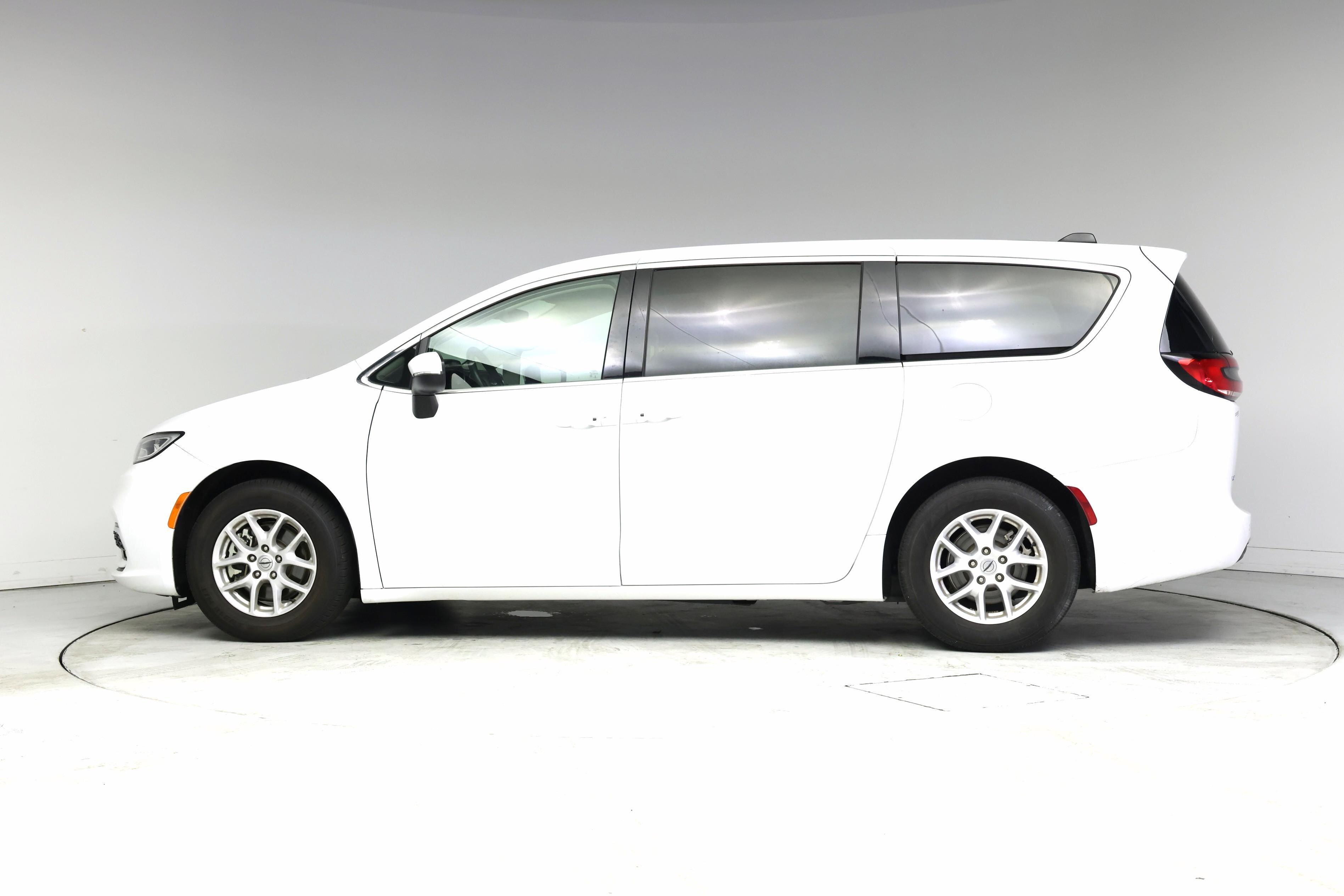 Thumbnail: 2023 Chrysler Pacifica - 3