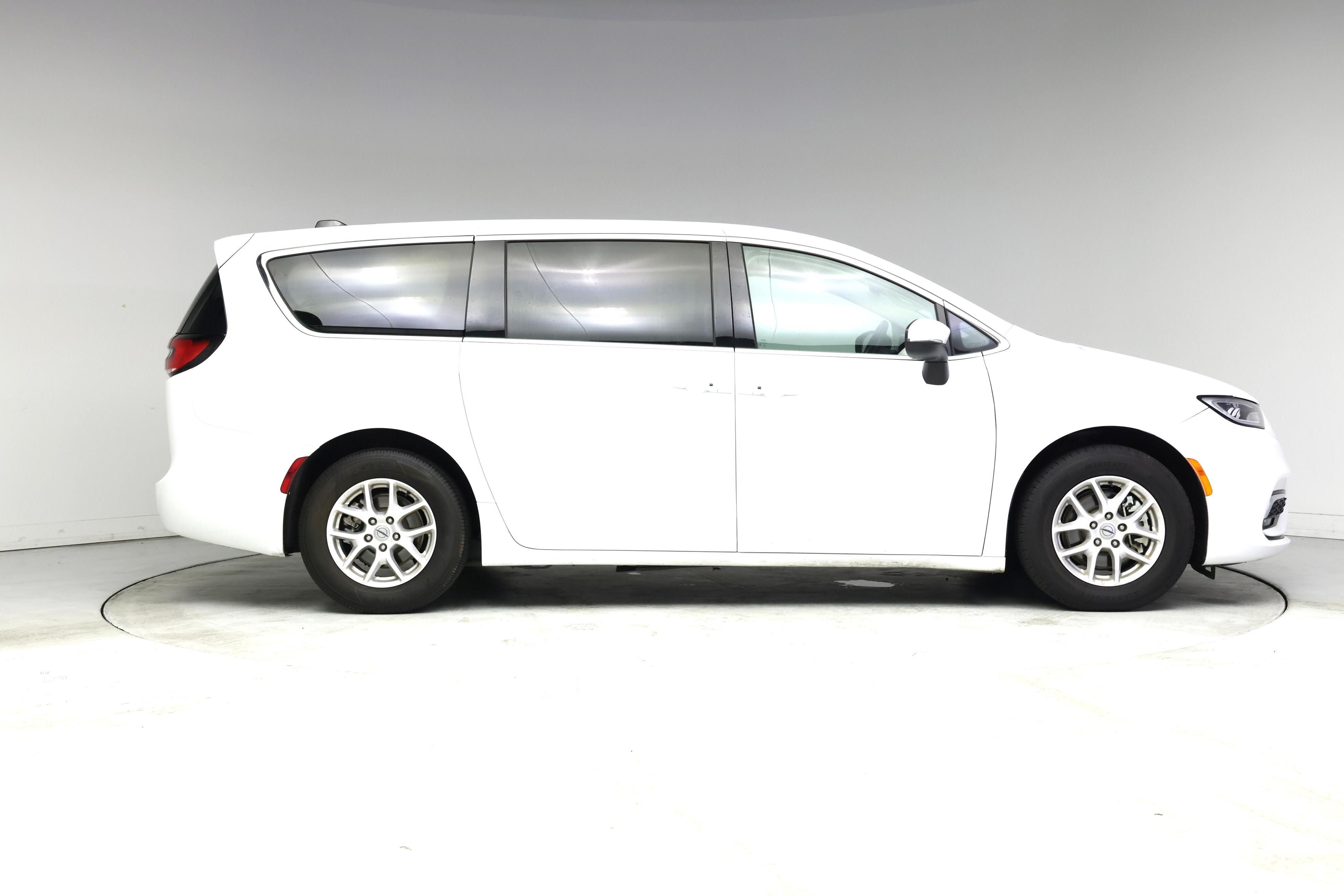 Thumbnail: 2023 Chrysler Pacifica - 7