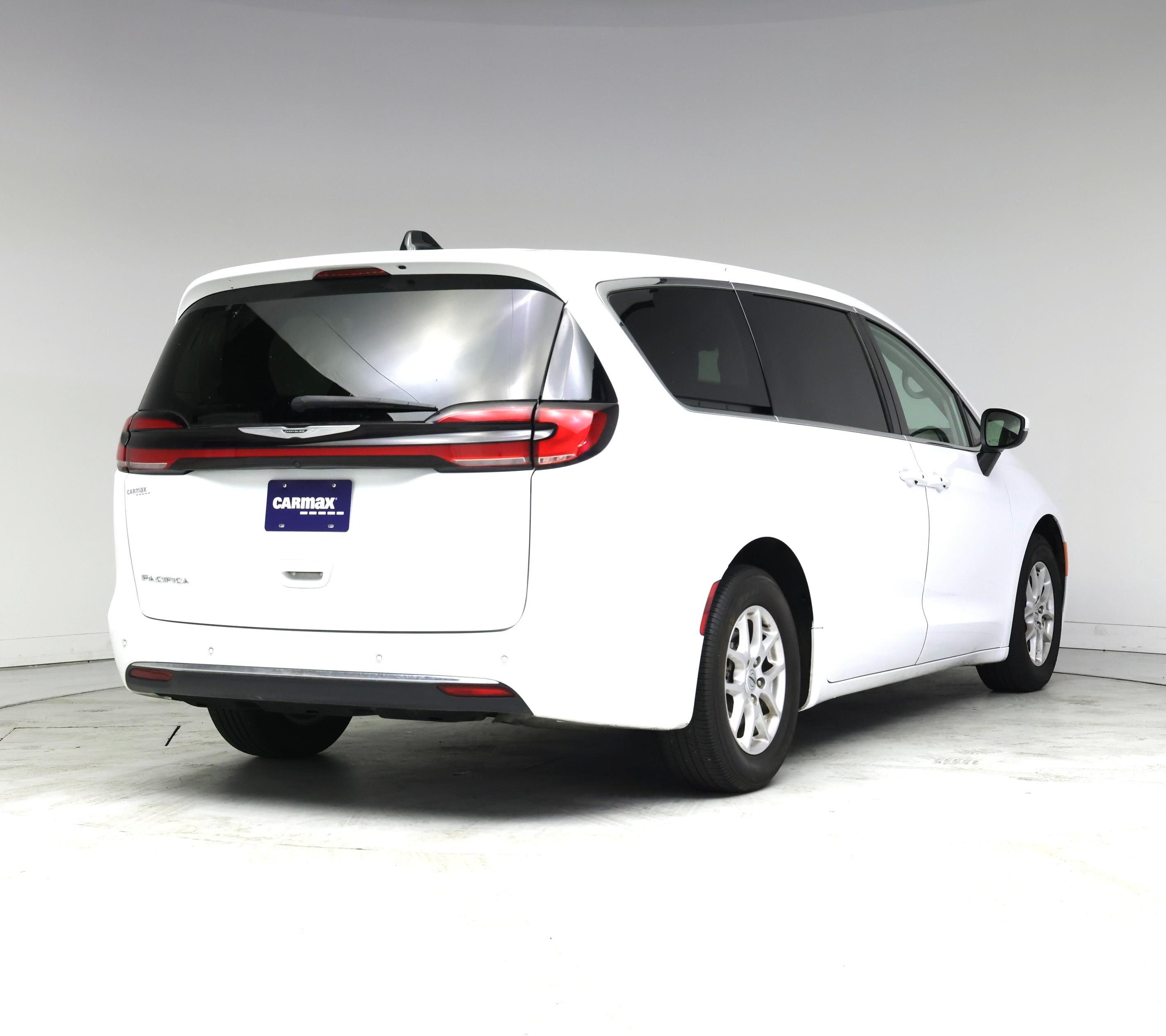Thumbnail: 2023 Chrysler Pacifica - 8