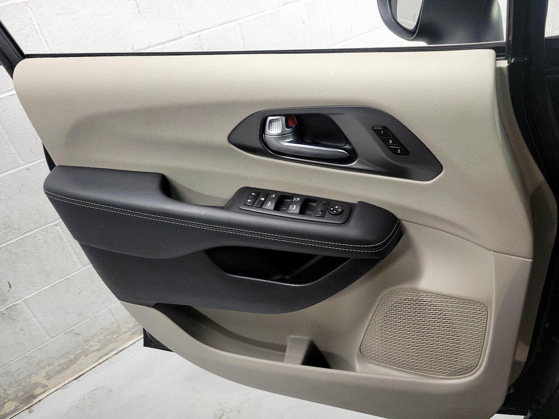 Thumbnail: 2023 Chrysler Pacifica - 12