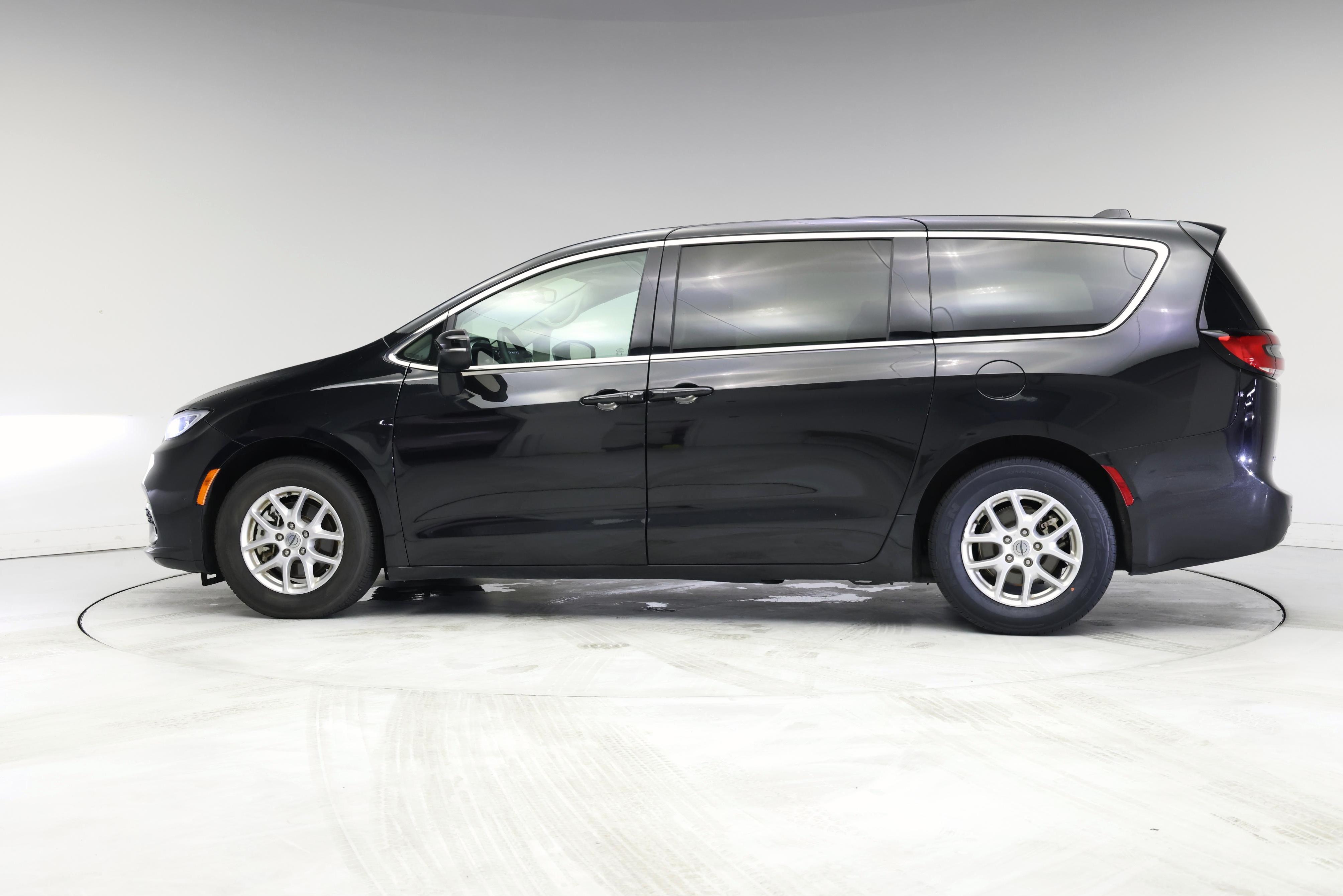 Thumbnail: 2023 Chrysler Pacifica - 3