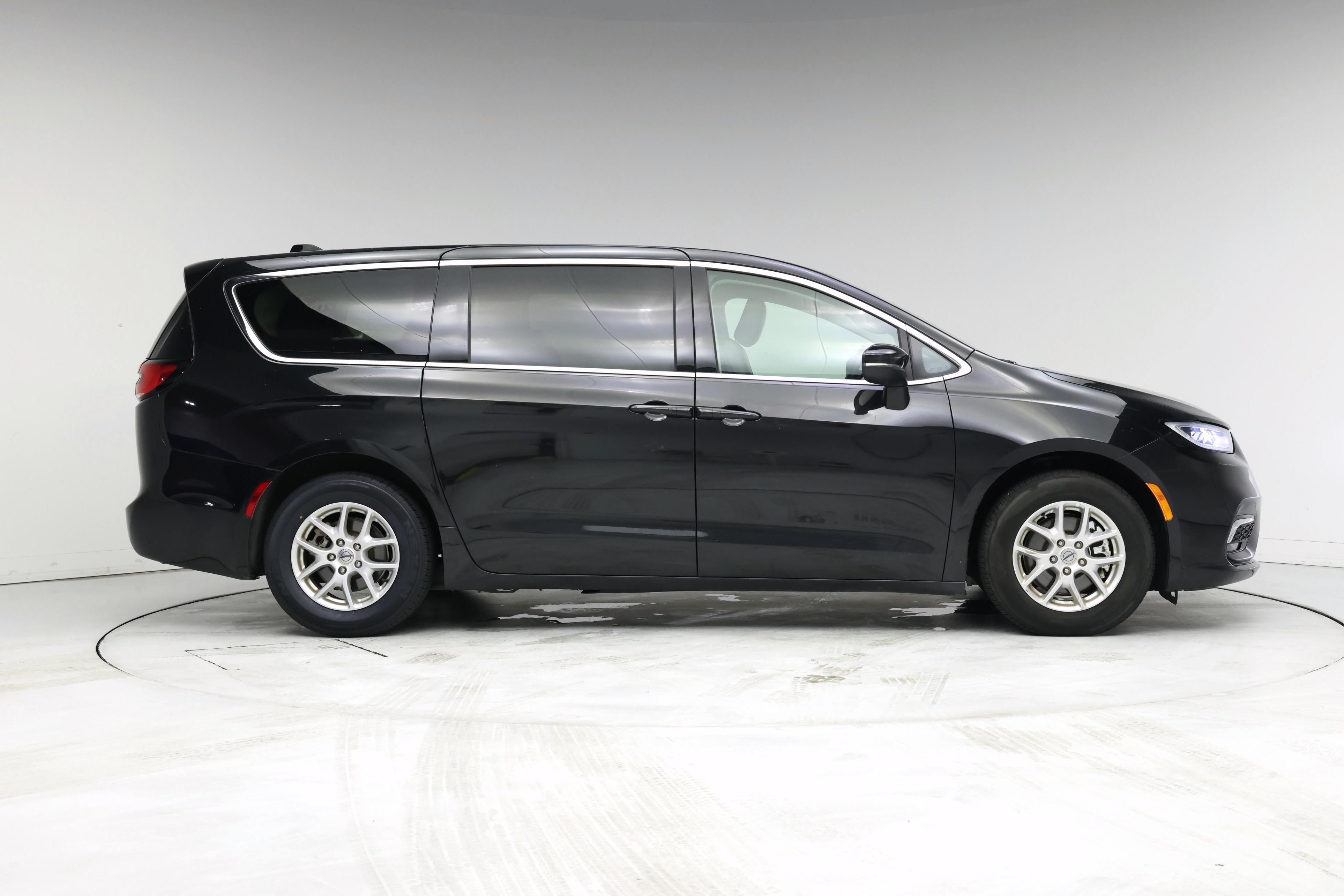 Thumbnail: 2023 Chrysler Pacifica - 7