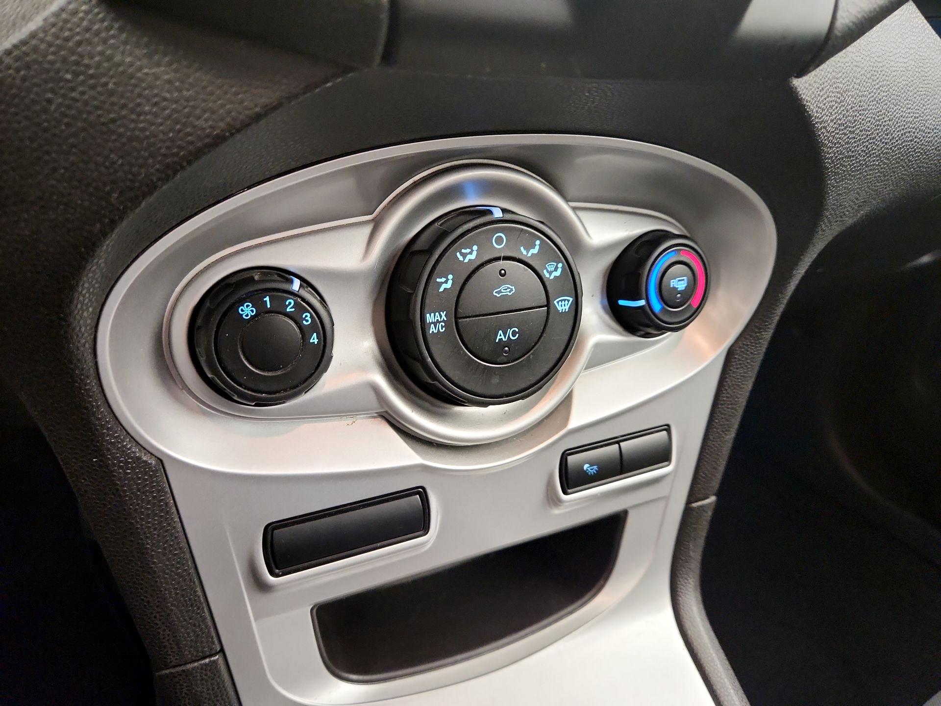 Thumbnail: 2015 Ford Fiesta - 15