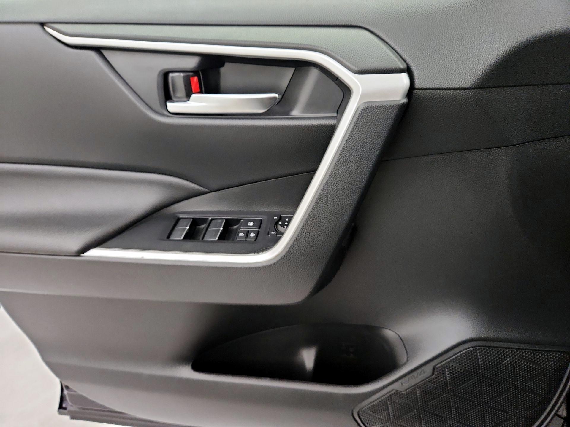 Thumbnail: 2022 Toyota RAV4 - 12