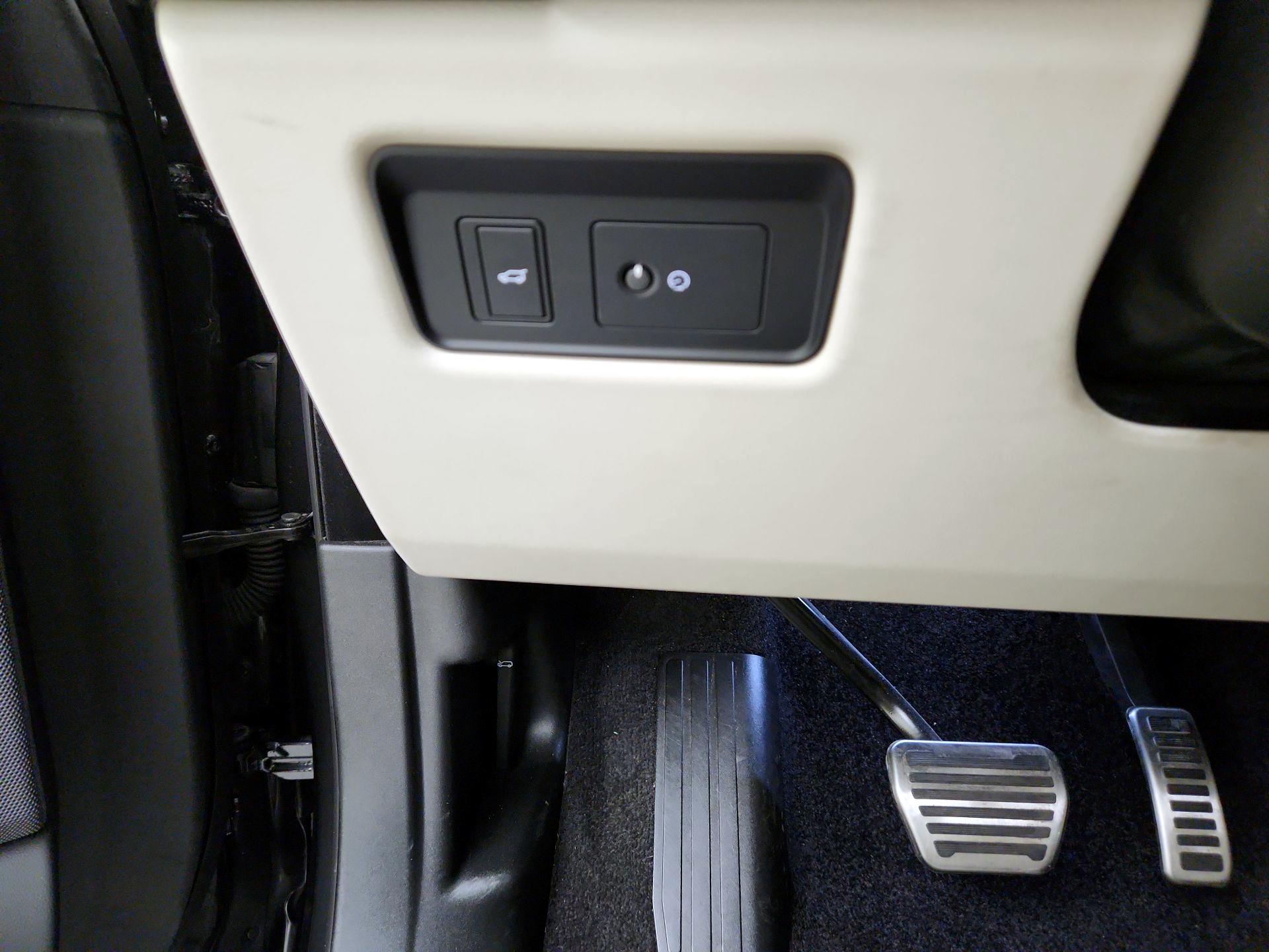 Thumbnail: 2021 Land Rover Range Rover - 13