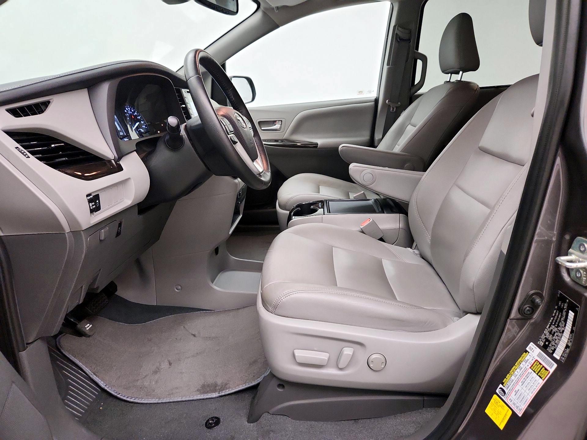 Thumbnail: 2020 Toyota Sienna - 11