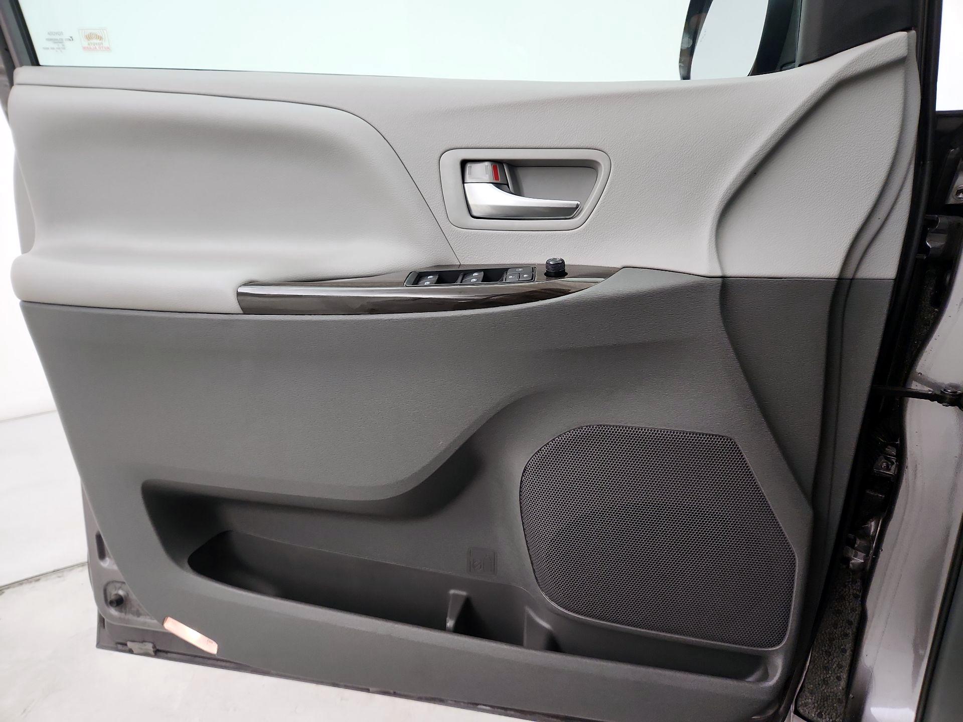 Thumbnail: 2020 Toyota Sienna - 12