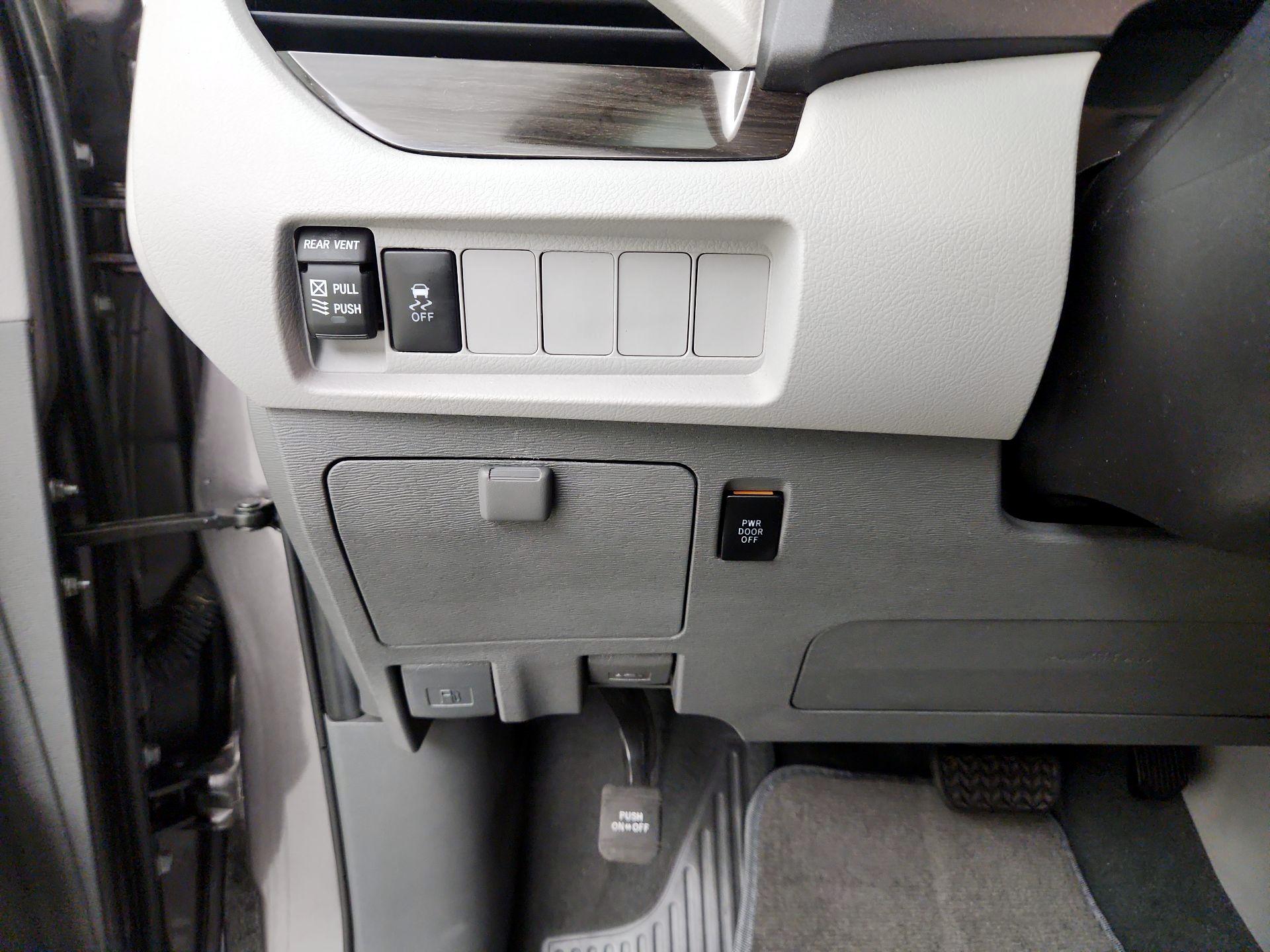 Thumbnail: 2020 Toyota Sienna - 13