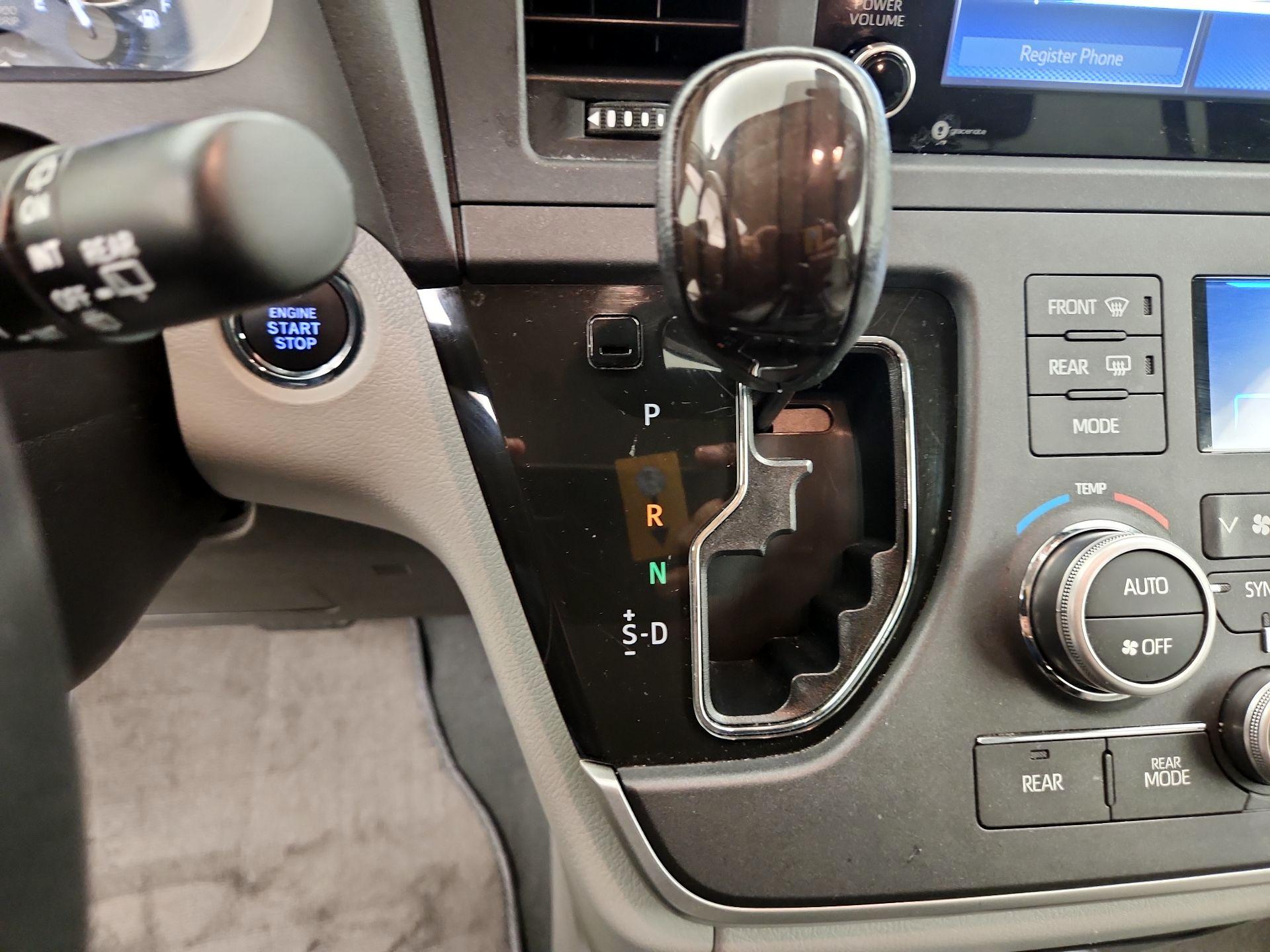 Thumbnail: 2020 Toyota Sienna - 17