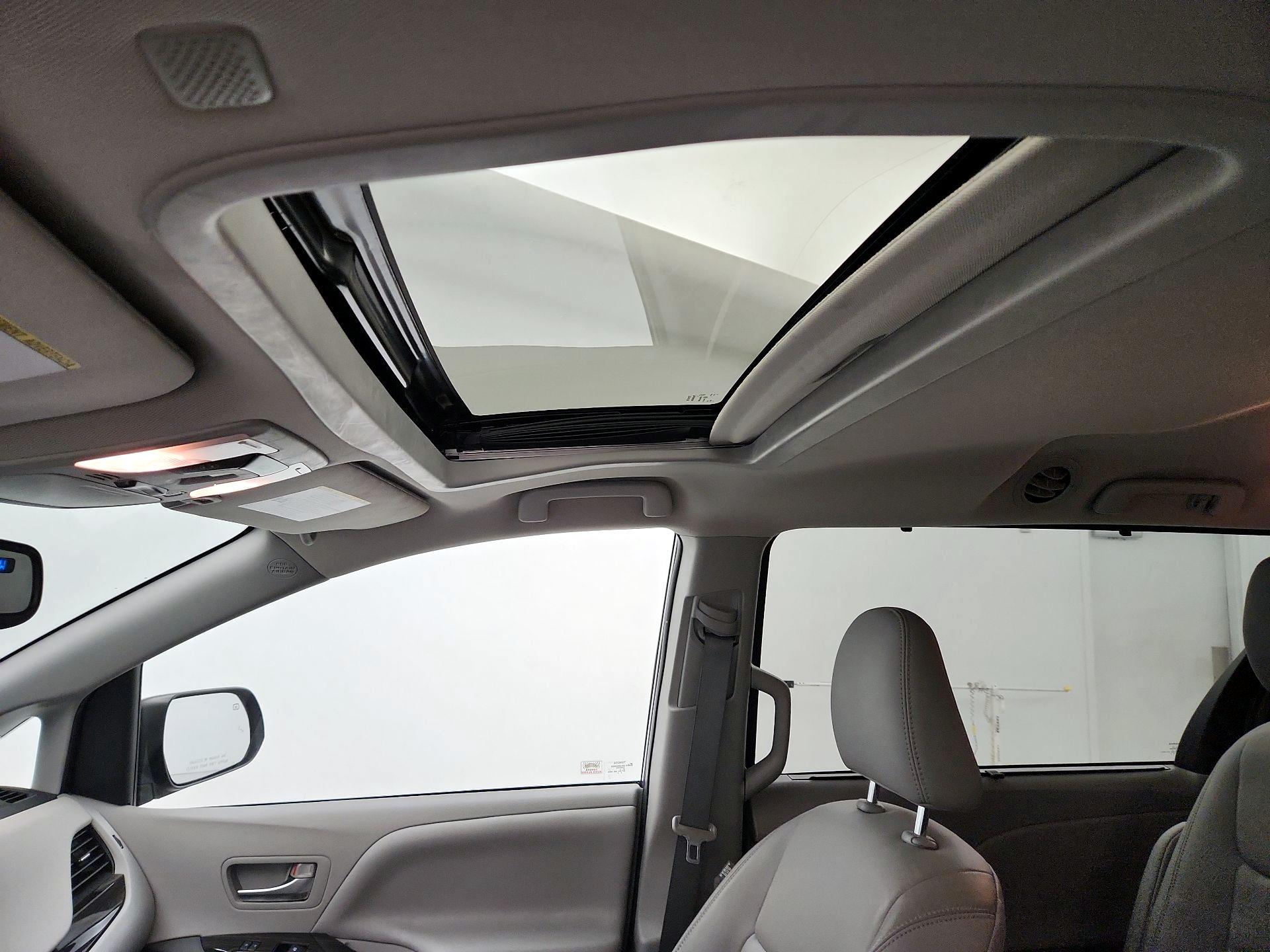 Thumbnail: 2020 Toyota Sienna - 19
