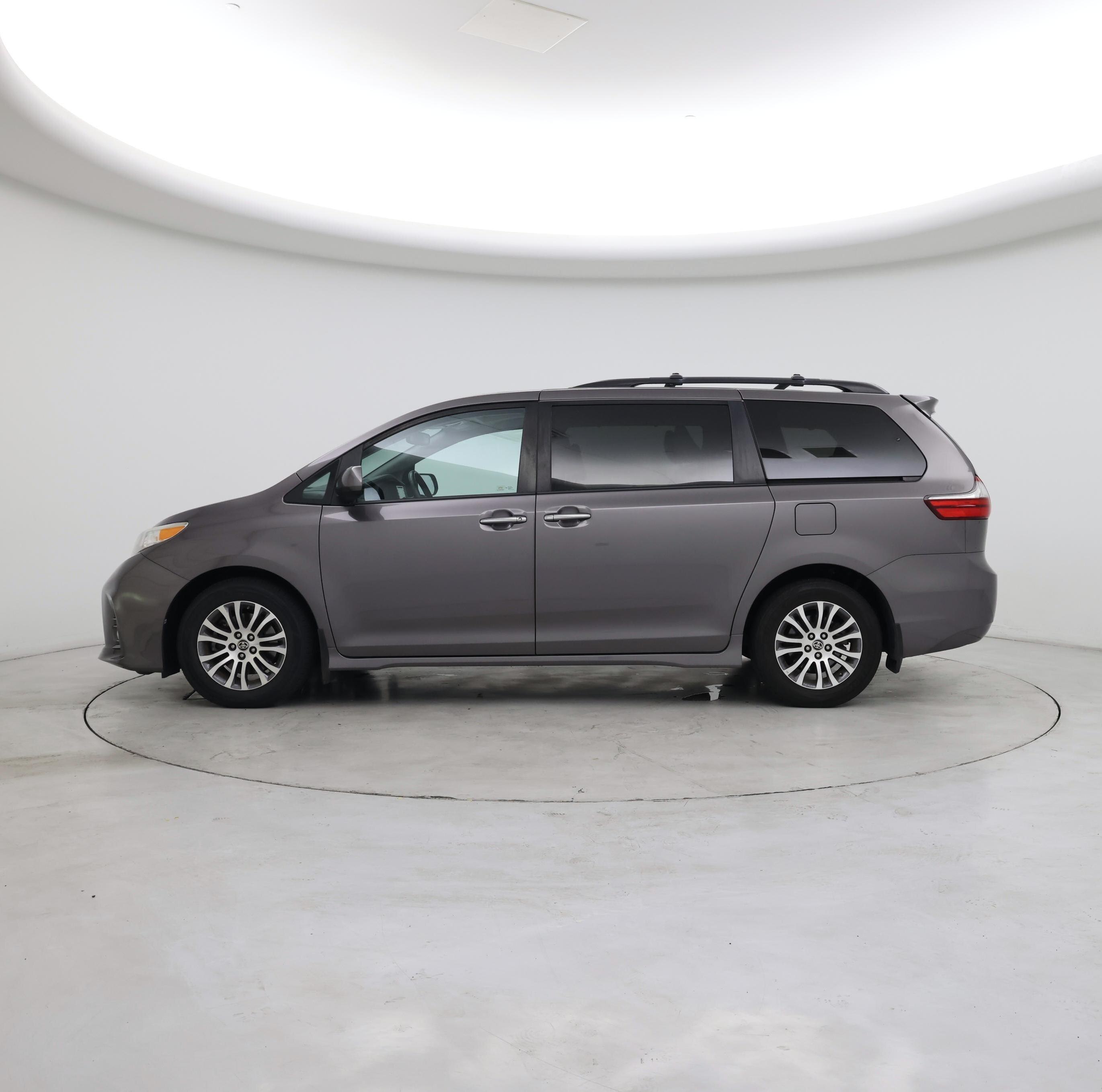 Thumbnail: 2020 Toyota Sienna - 3
