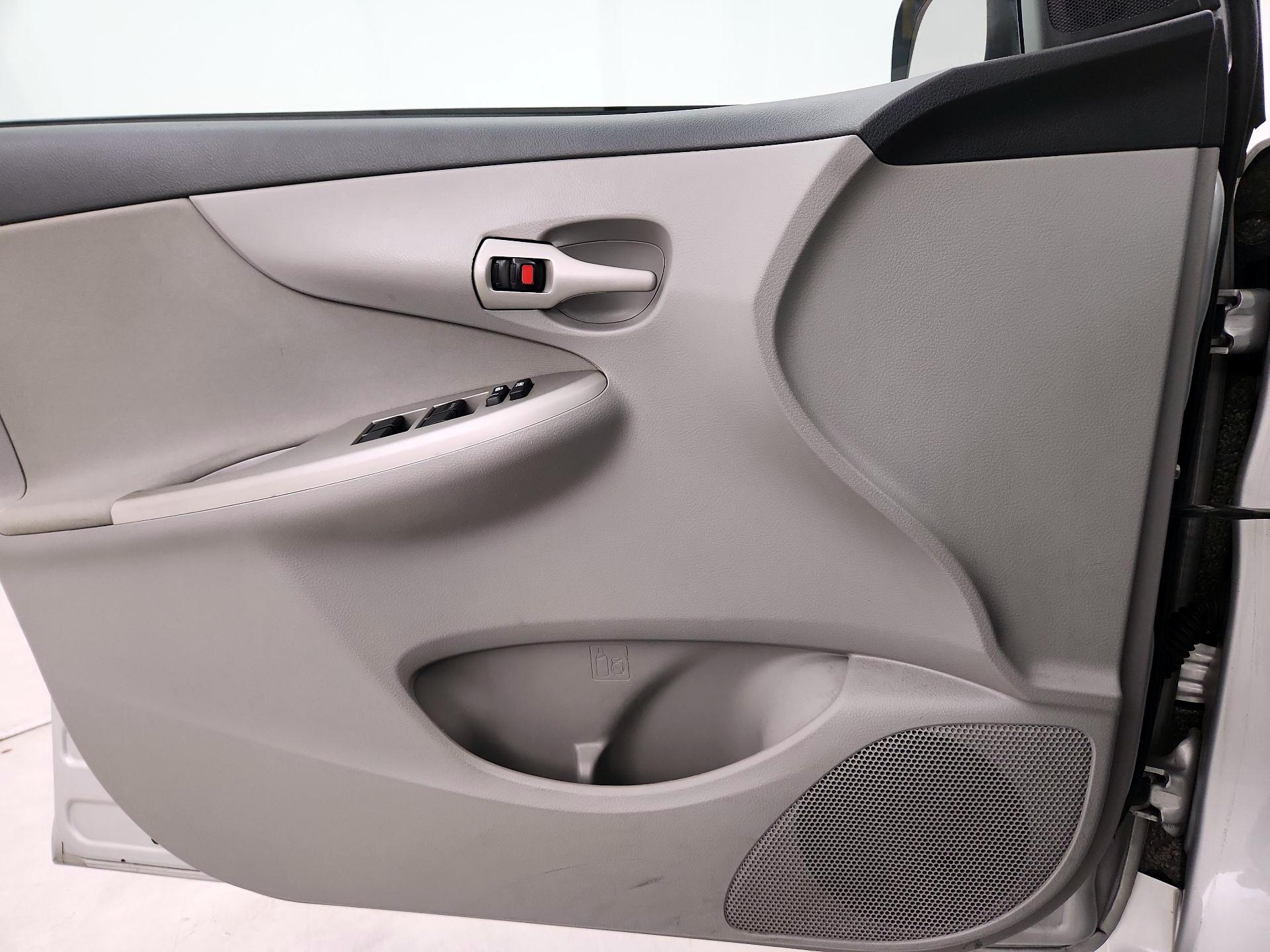 Thumbnail: 2013 Toyota Corolla - 12