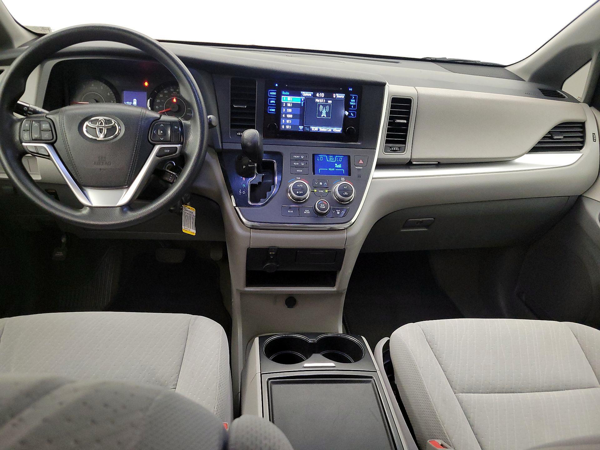 Thumbnail: 2017 Toyota Sienna - 9