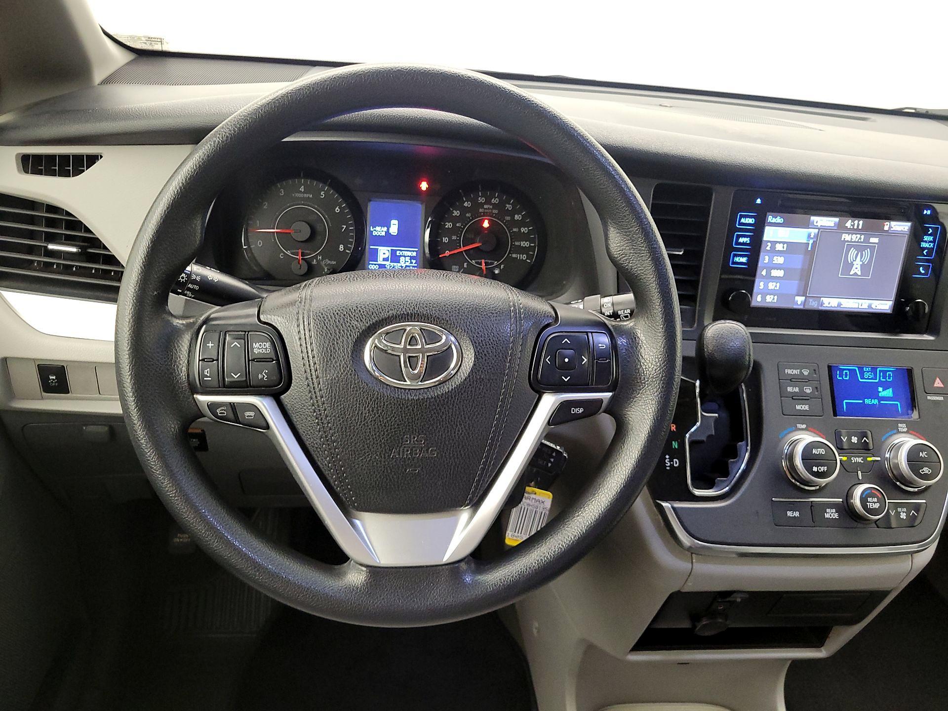 Thumbnail: 2017 Toyota Sienna - 10