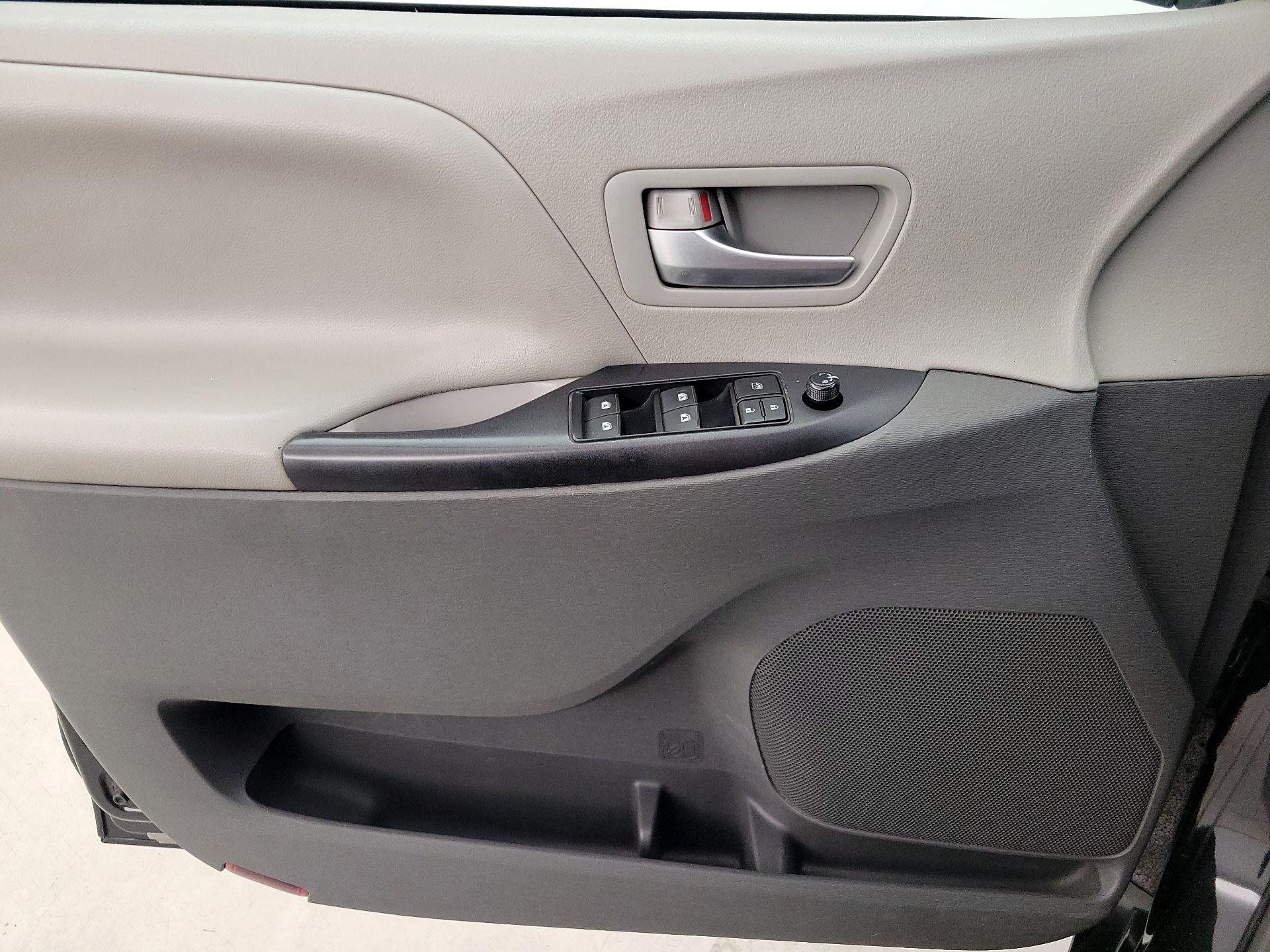 Thumbnail: 2017 Toyota Sienna - 12