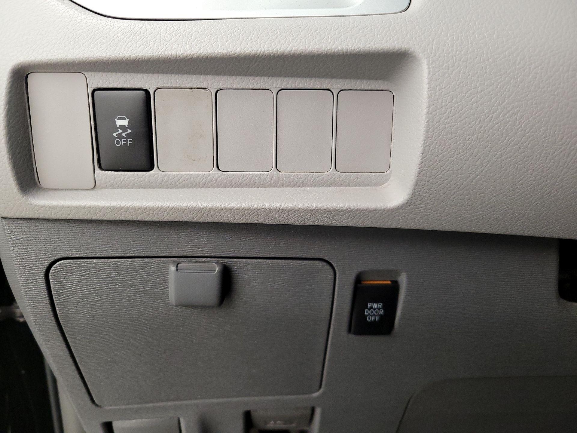 Thumbnail: 2017 Toyota Sienna - 13