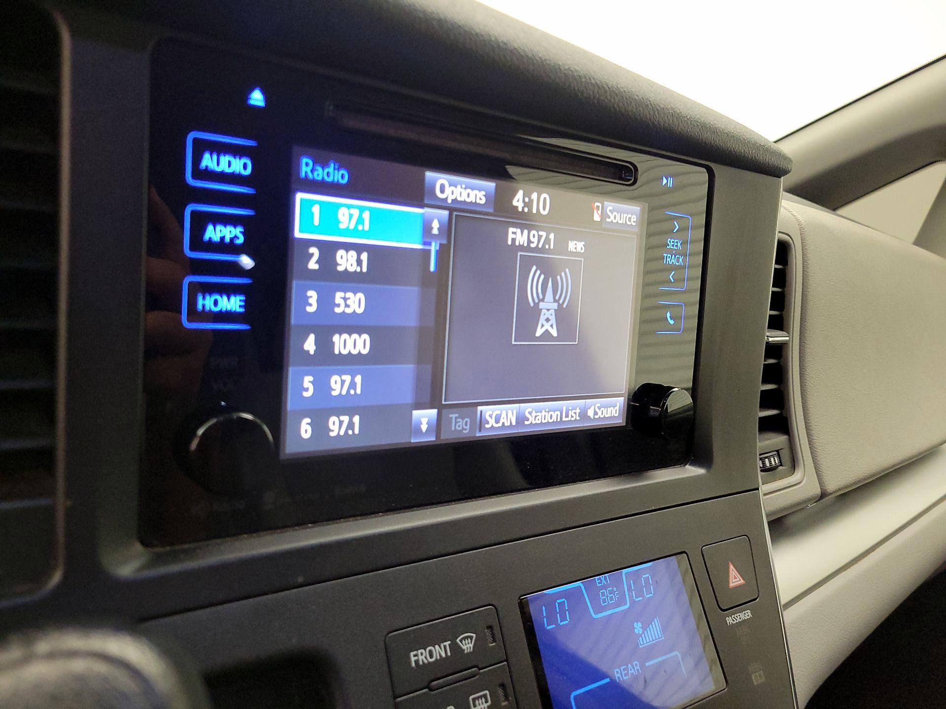 Thumbnail: 2017 Toyota Sienna - 15