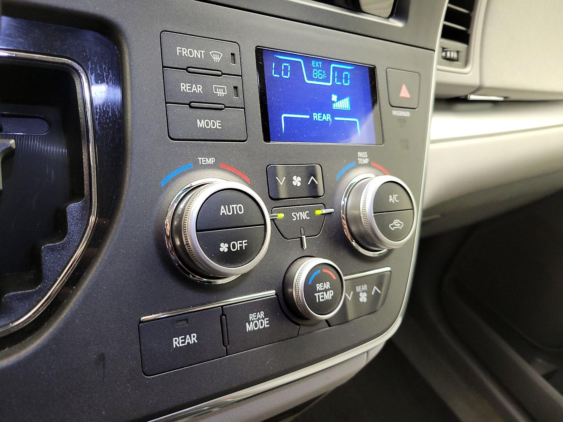 Thumbnail: 2017 Toyota Sienna - 16