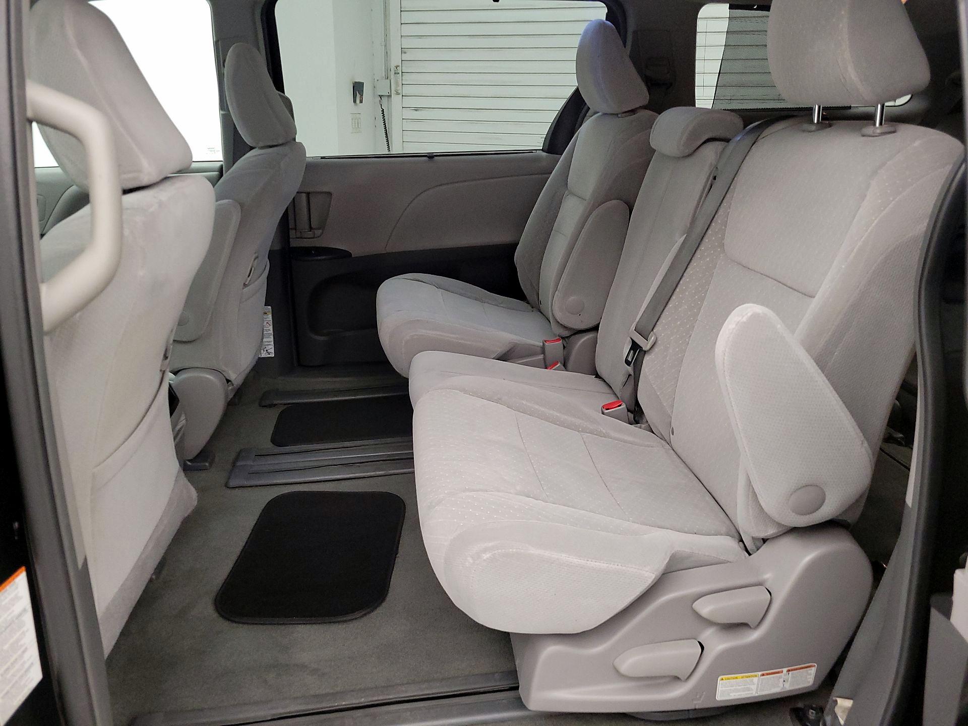 Thumbnail: 2017 Toyota Sienna - 19