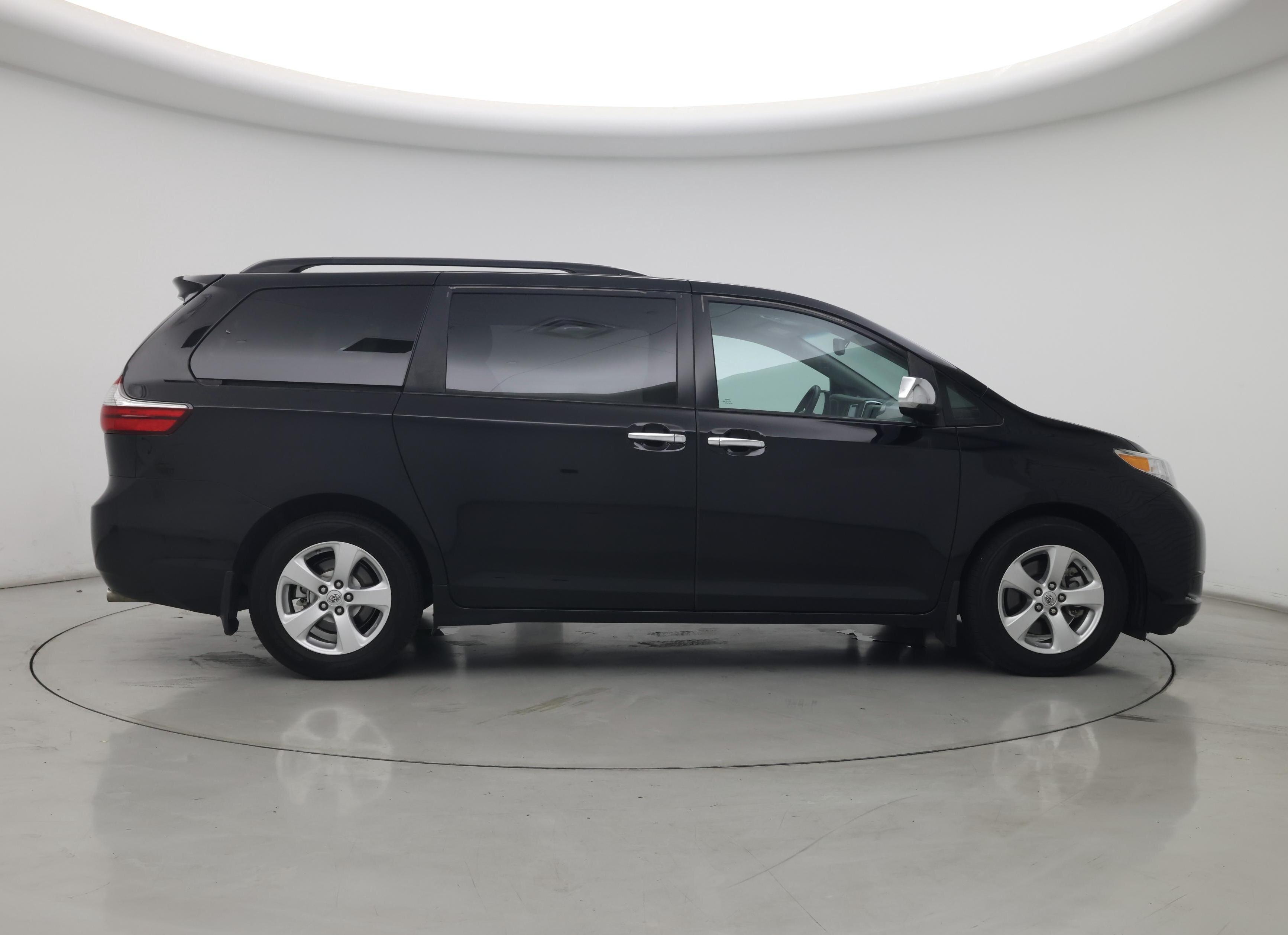 Thumbnail: 2017 Toyota Sienna - 7