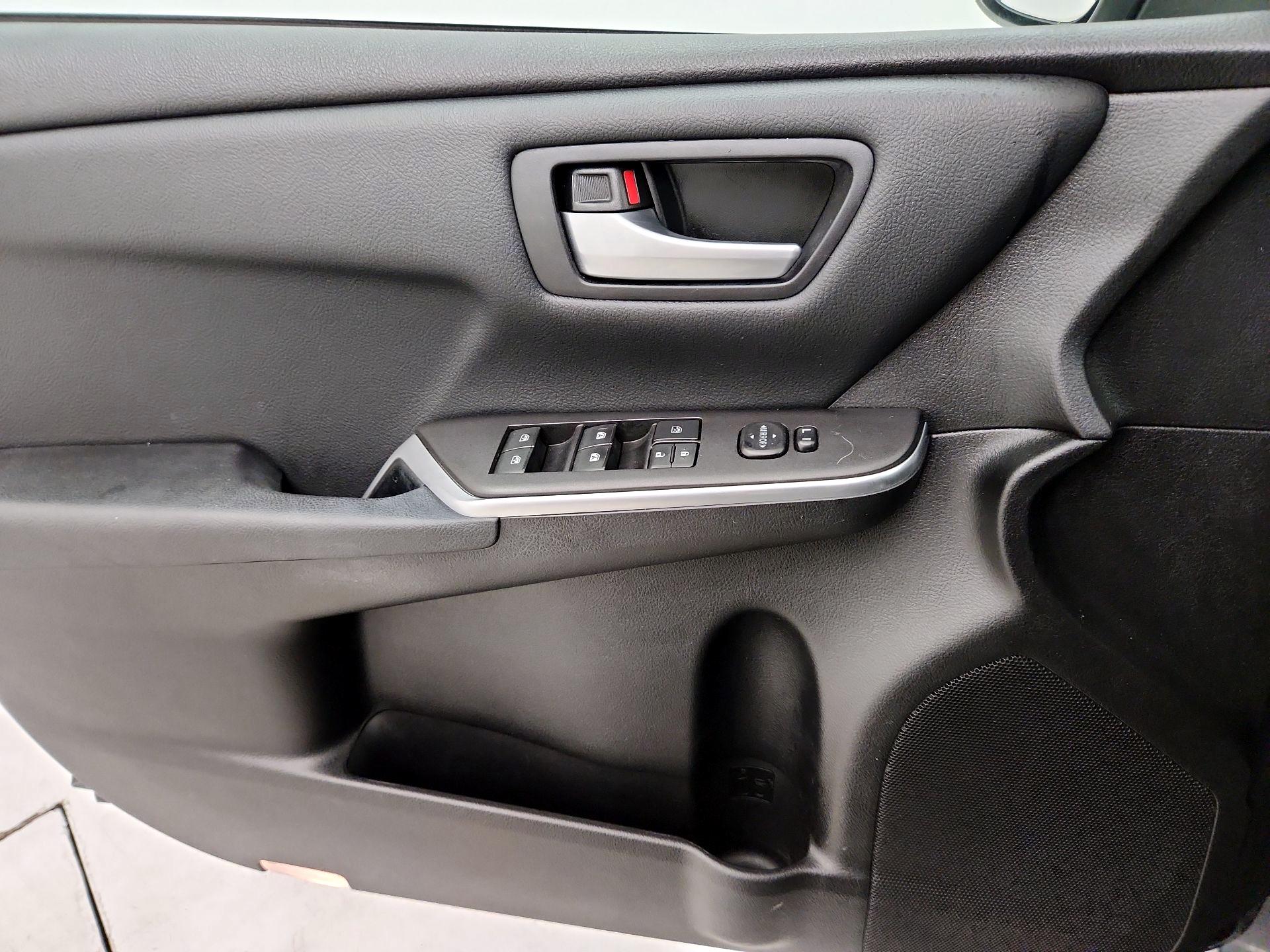 Thumbnail: 2016 Toyota Camry - 10