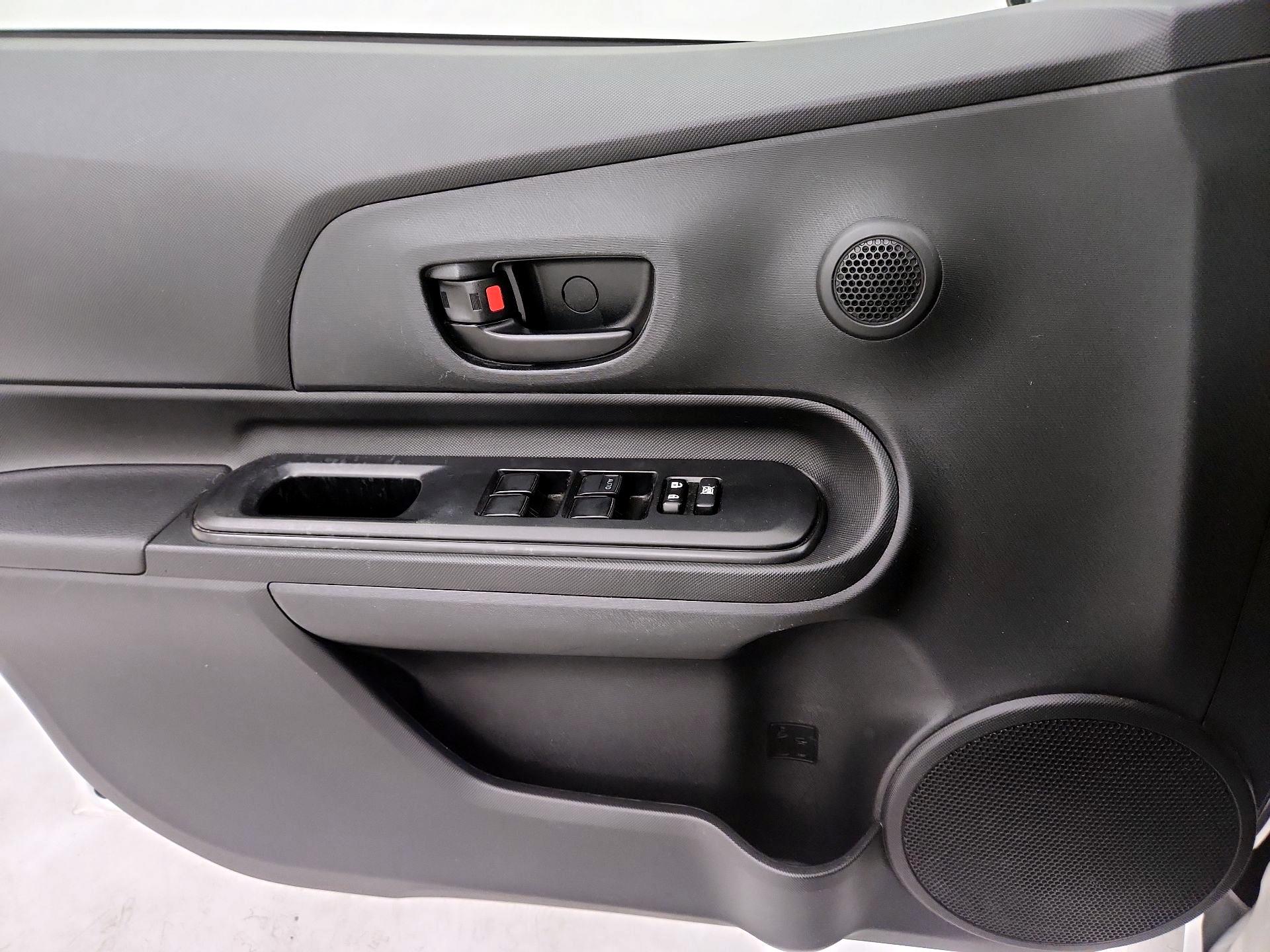 Thumbnail: 2016 Toyota Prius c - 12