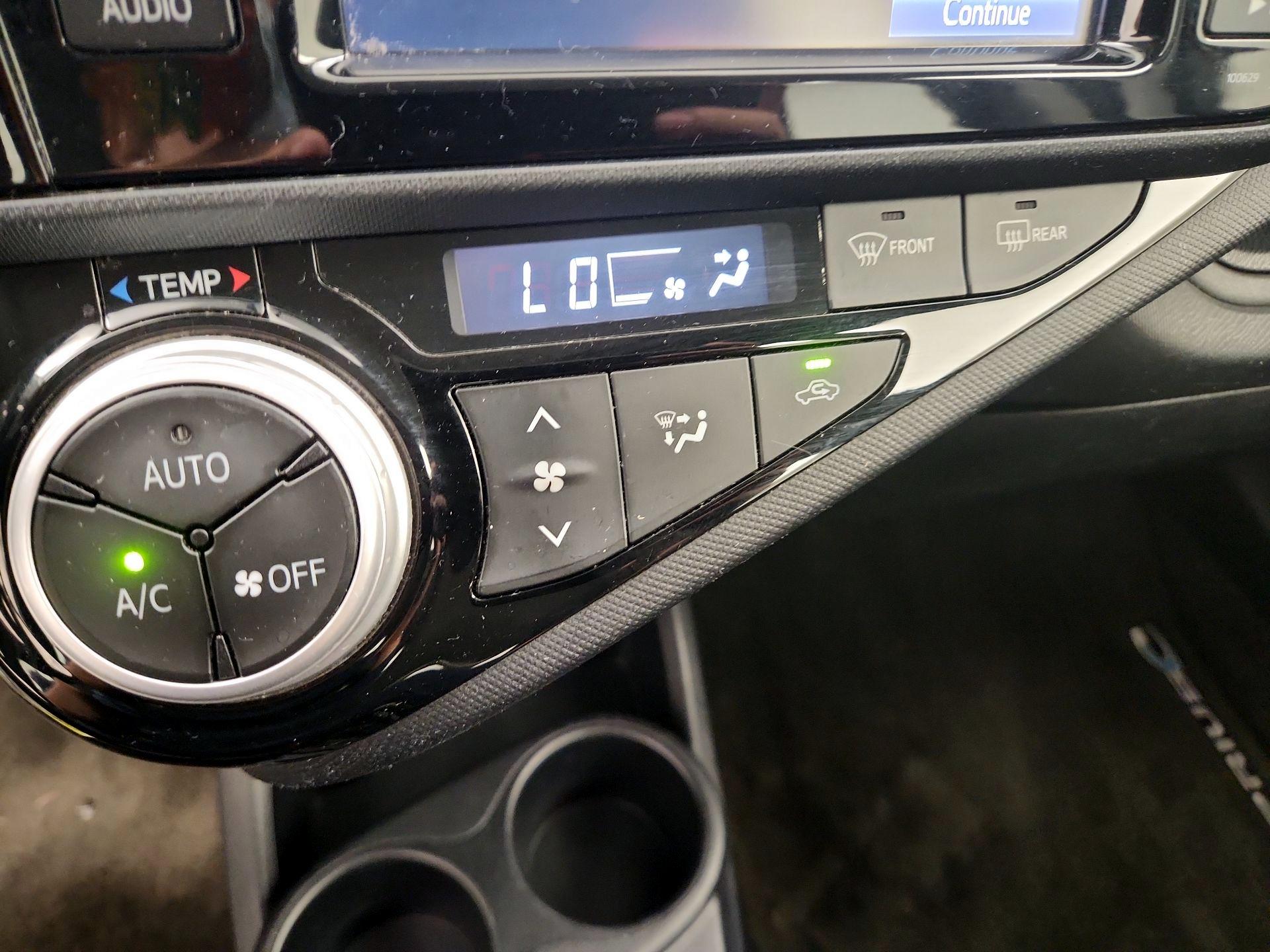 Thumbnail: 2016 Toyota Prius c - 15