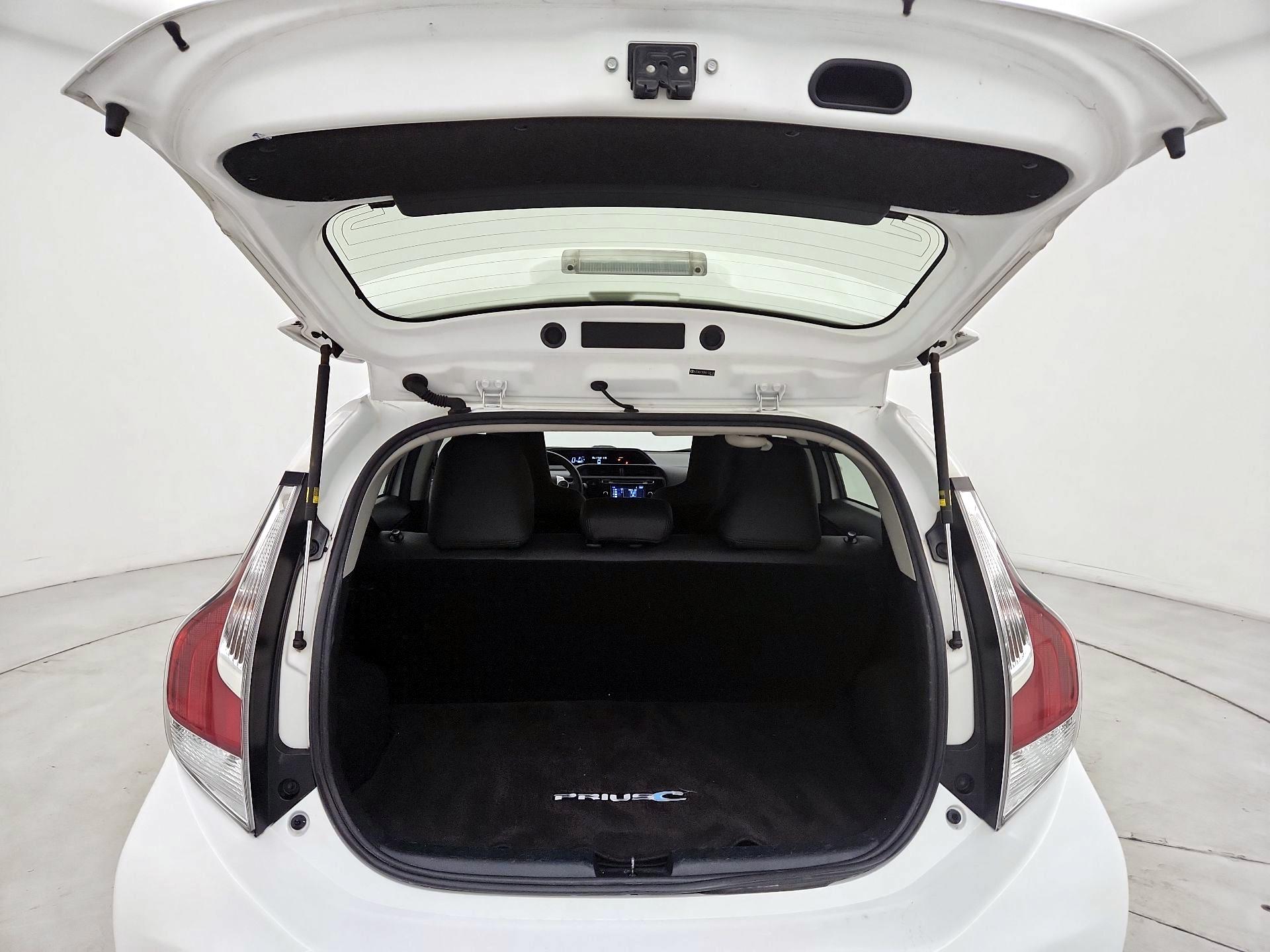 Thumbnail: 2016 Toyota Prius c - 18