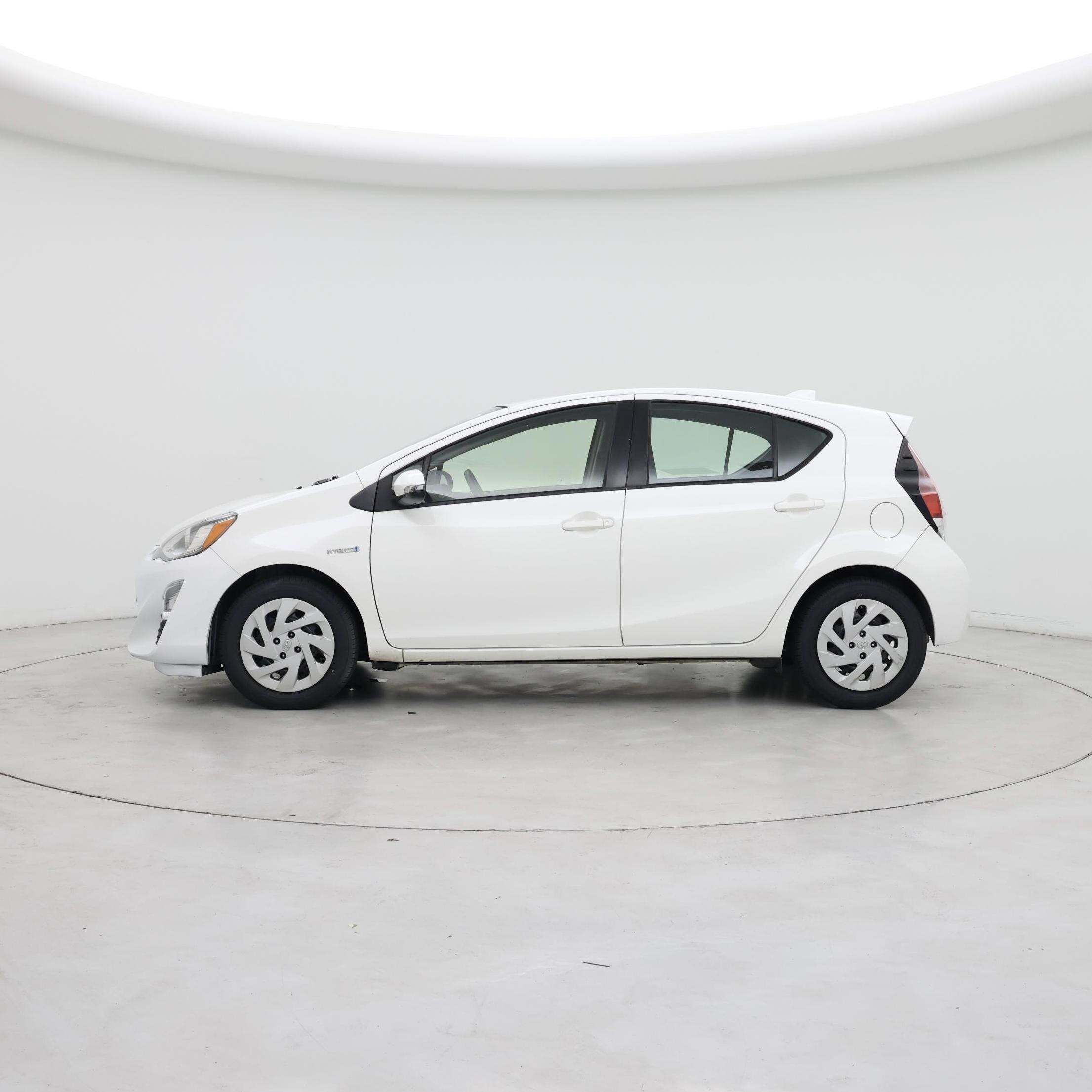 Thumbnail: 2016 Toyota Prius c - 3
