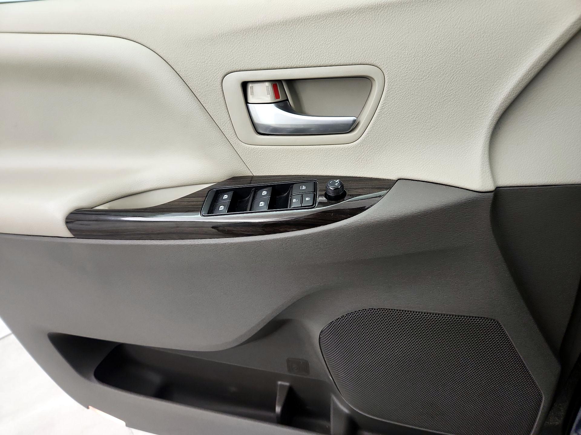 Thumbnail: 2018 Toyota Sienna - 12