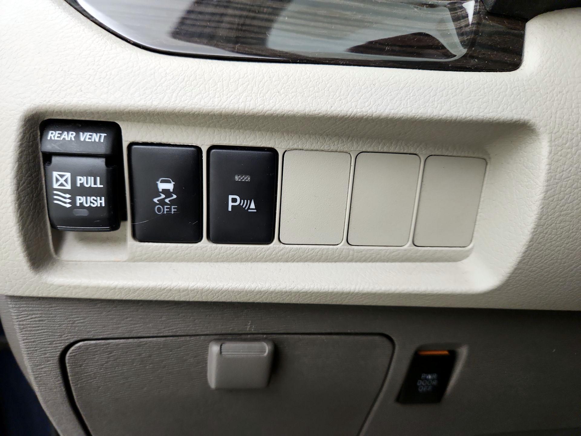 Thumbnail: 2018 Toyota Sienna - 13