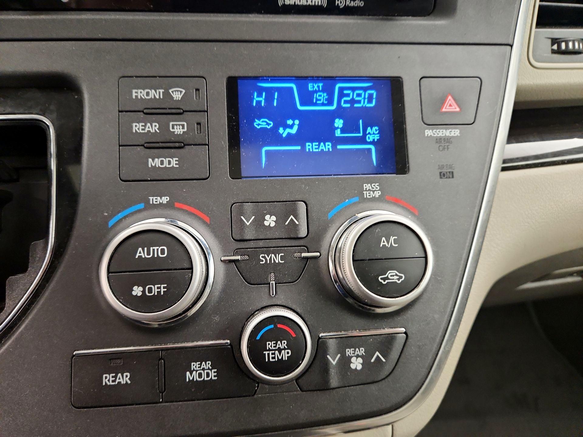 Thumbnail: 2018 Toyota Sienna - 17
