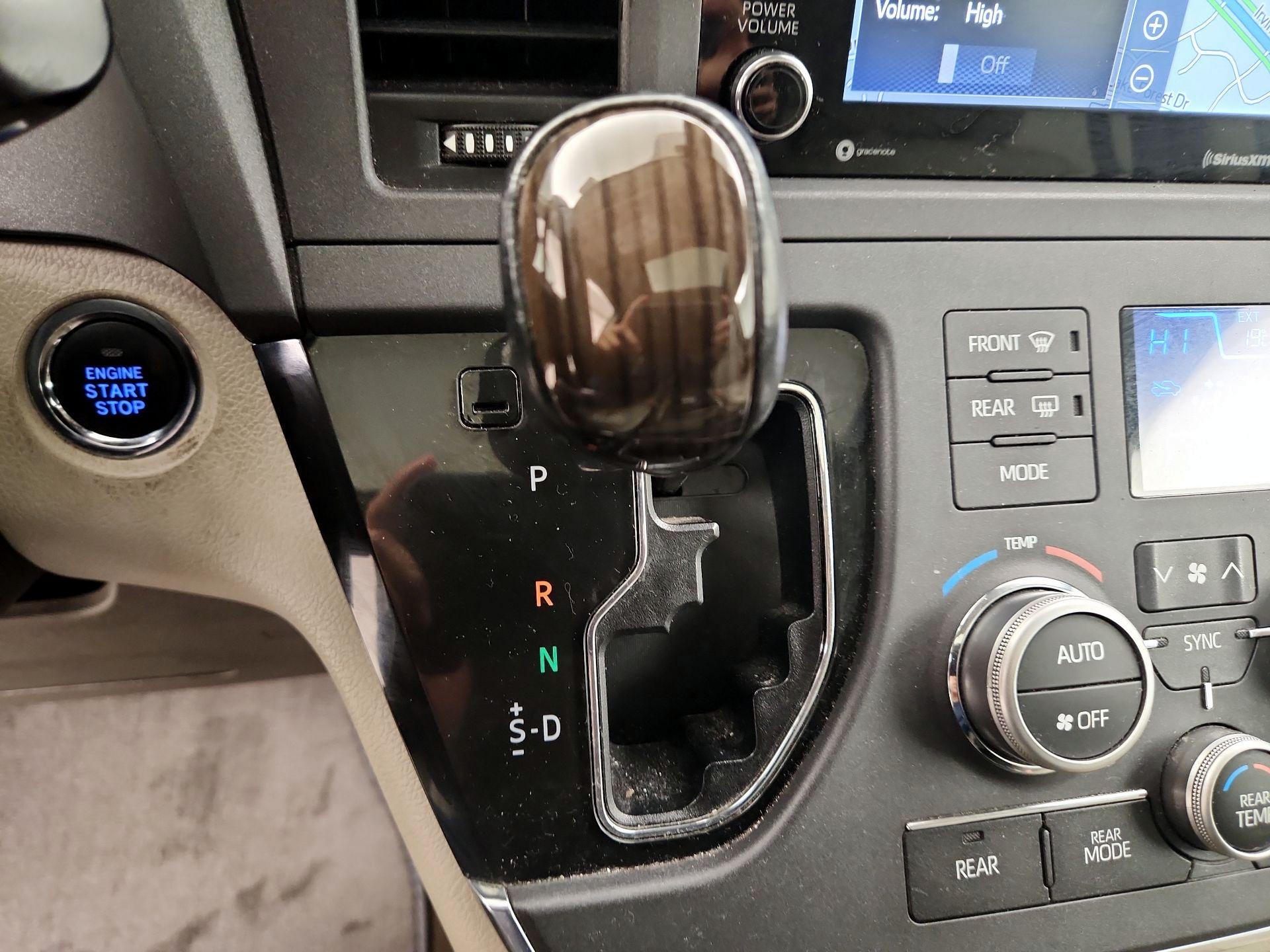 Thumbnail: 2018 Toyota Sienna - 18