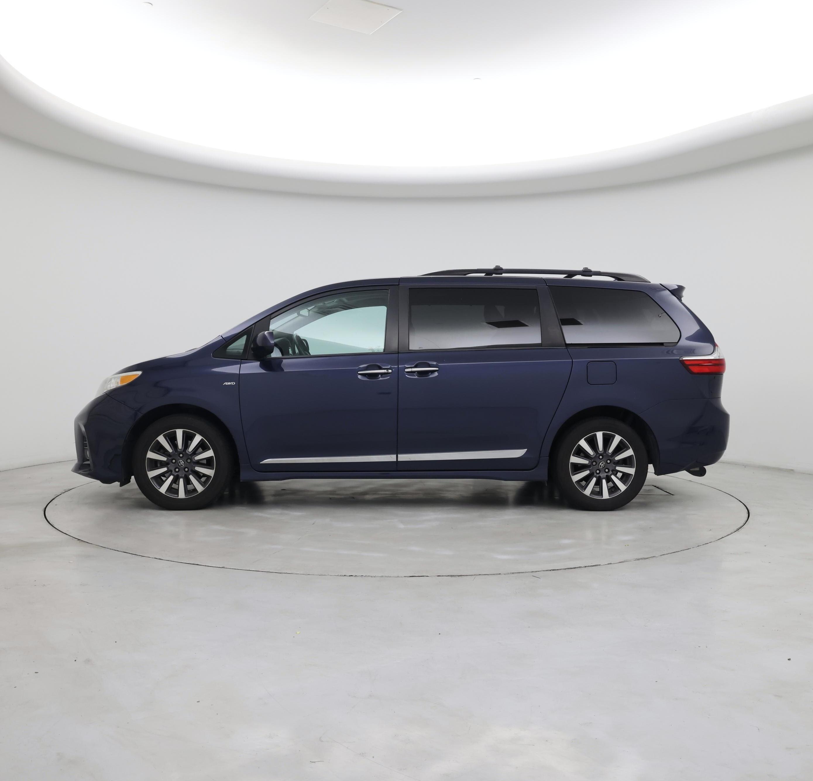 Thumbnail: 2018 Toyota Sienna - 3