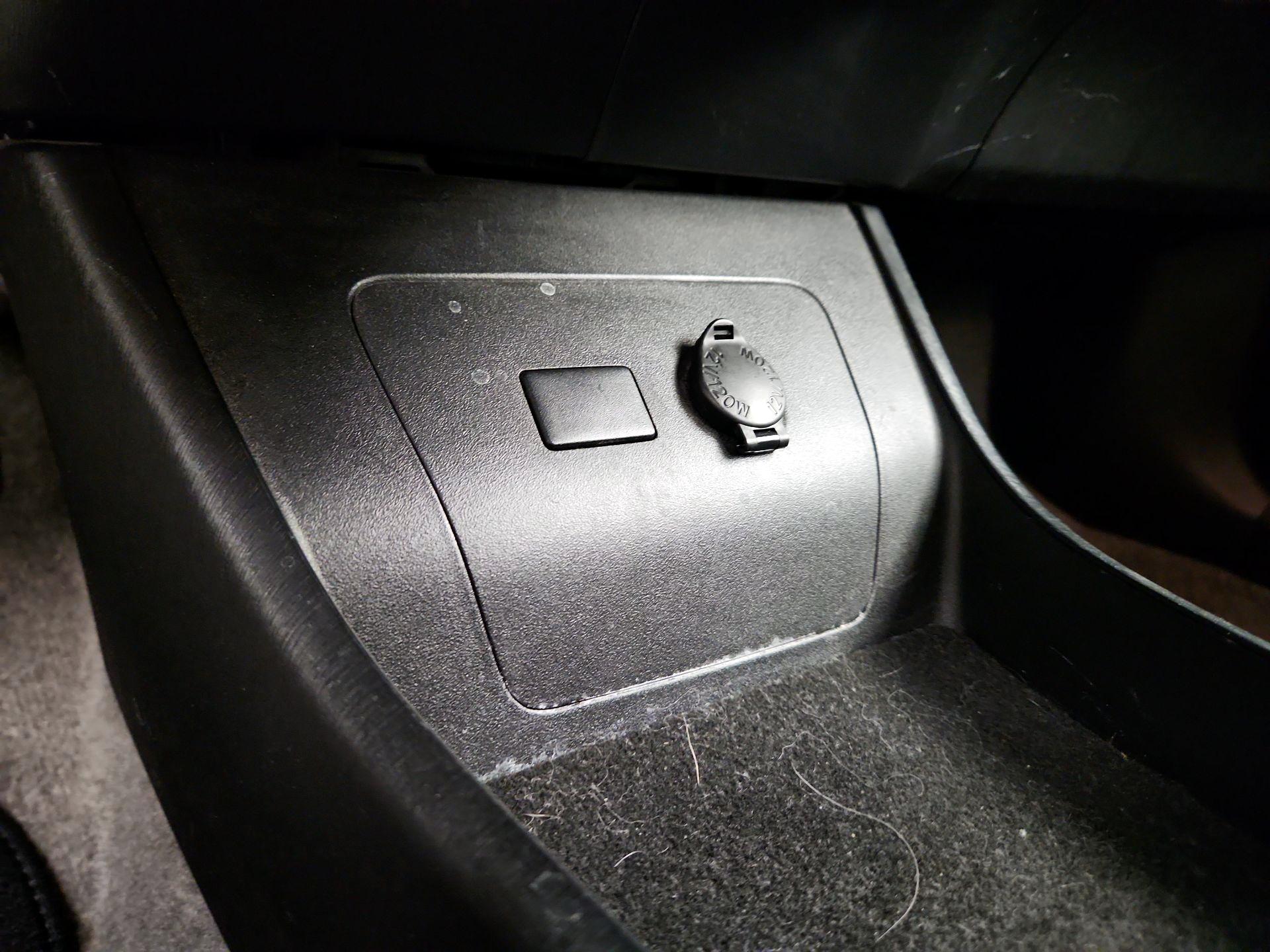 Thumbnail: 2015 Toyota Prius - 18