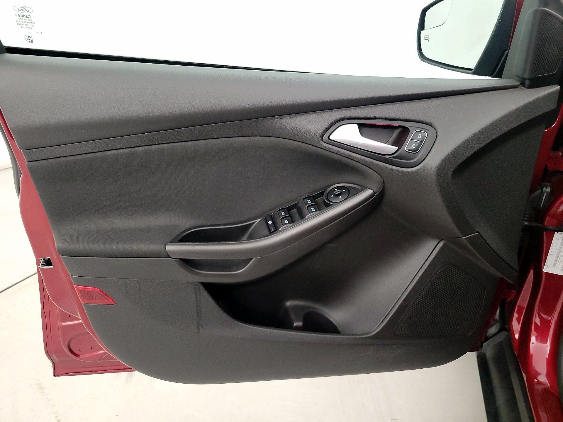 Thumbnail: 2016 Ford Focus - 12