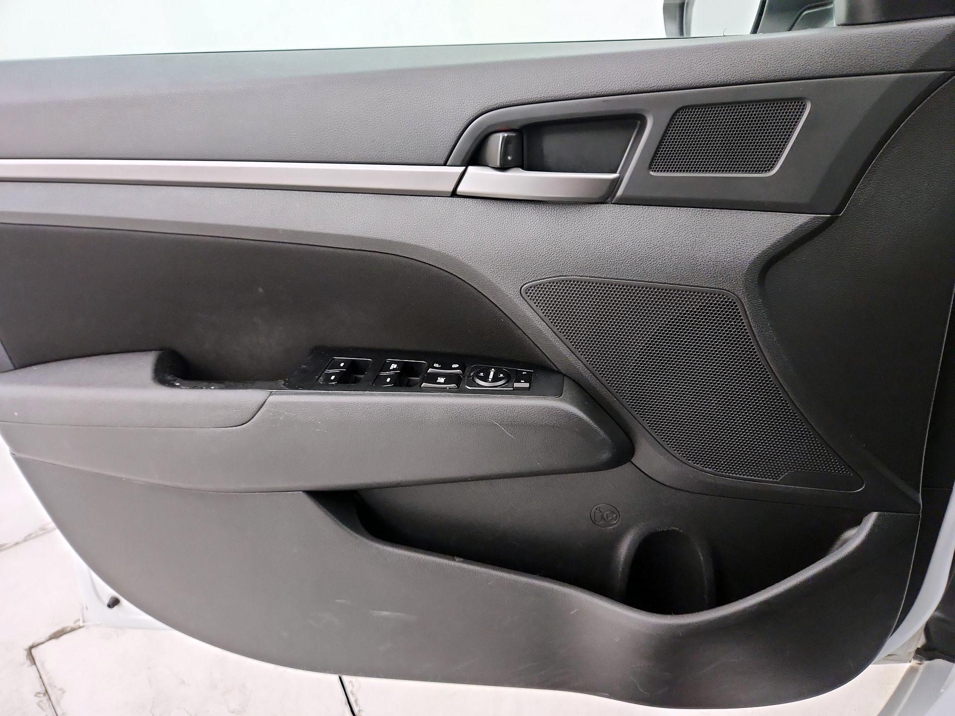Thumbnail: 2017 Hyundai Elantra - 12
