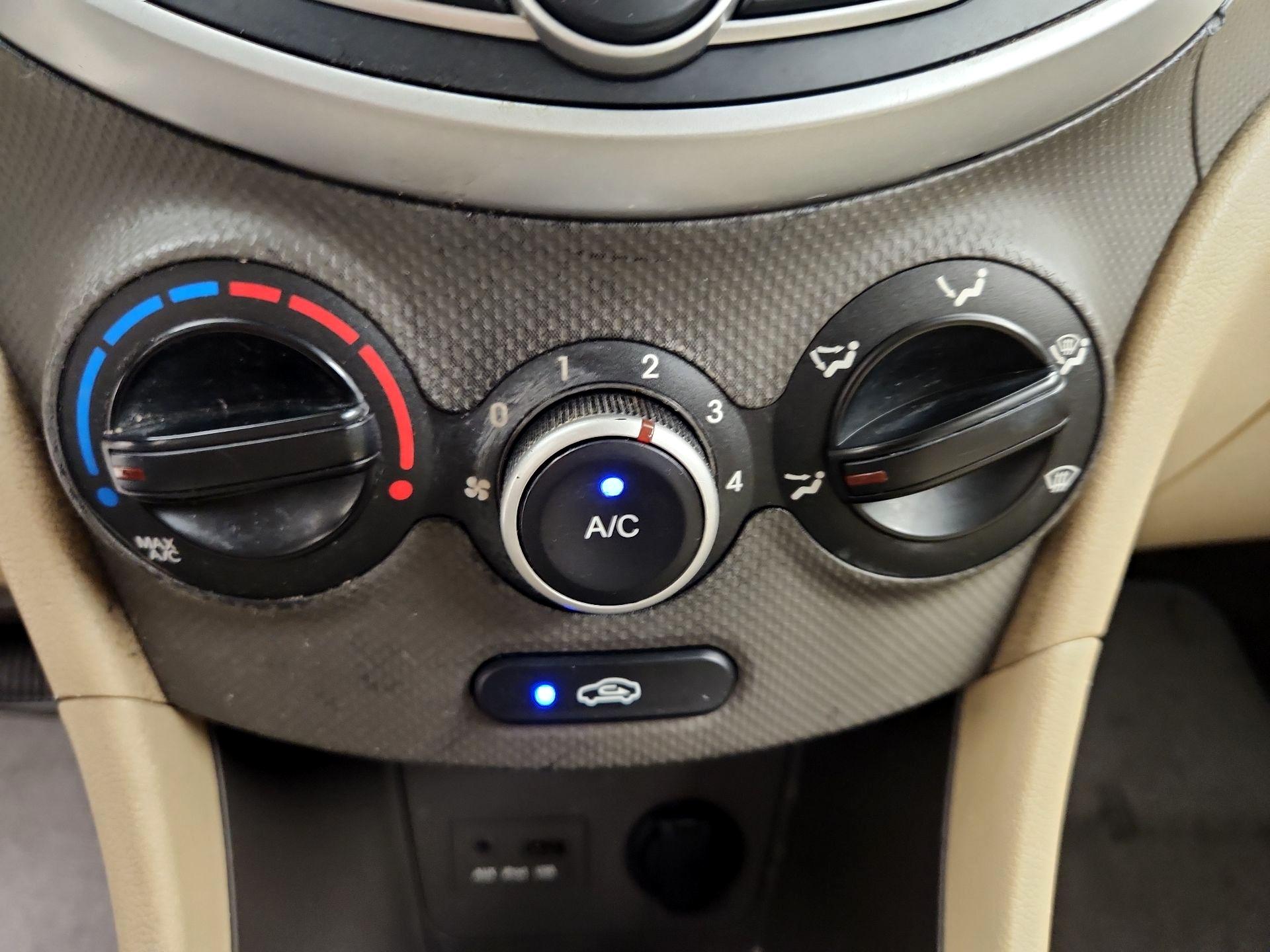 Thumbnail: 2013 Hyundai Accent - 15