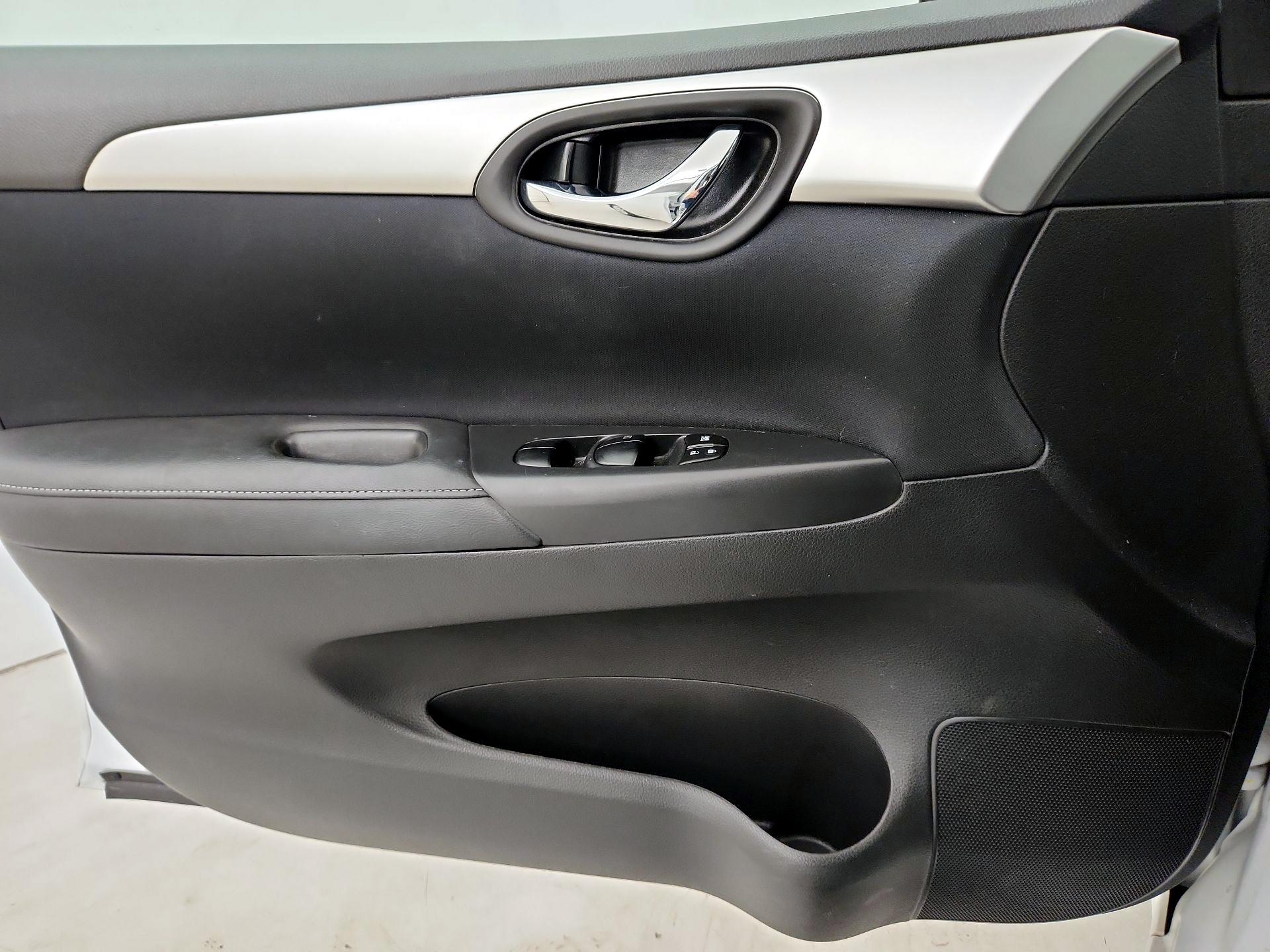 Thumbnail: 2016 Nissan Sentra - 12